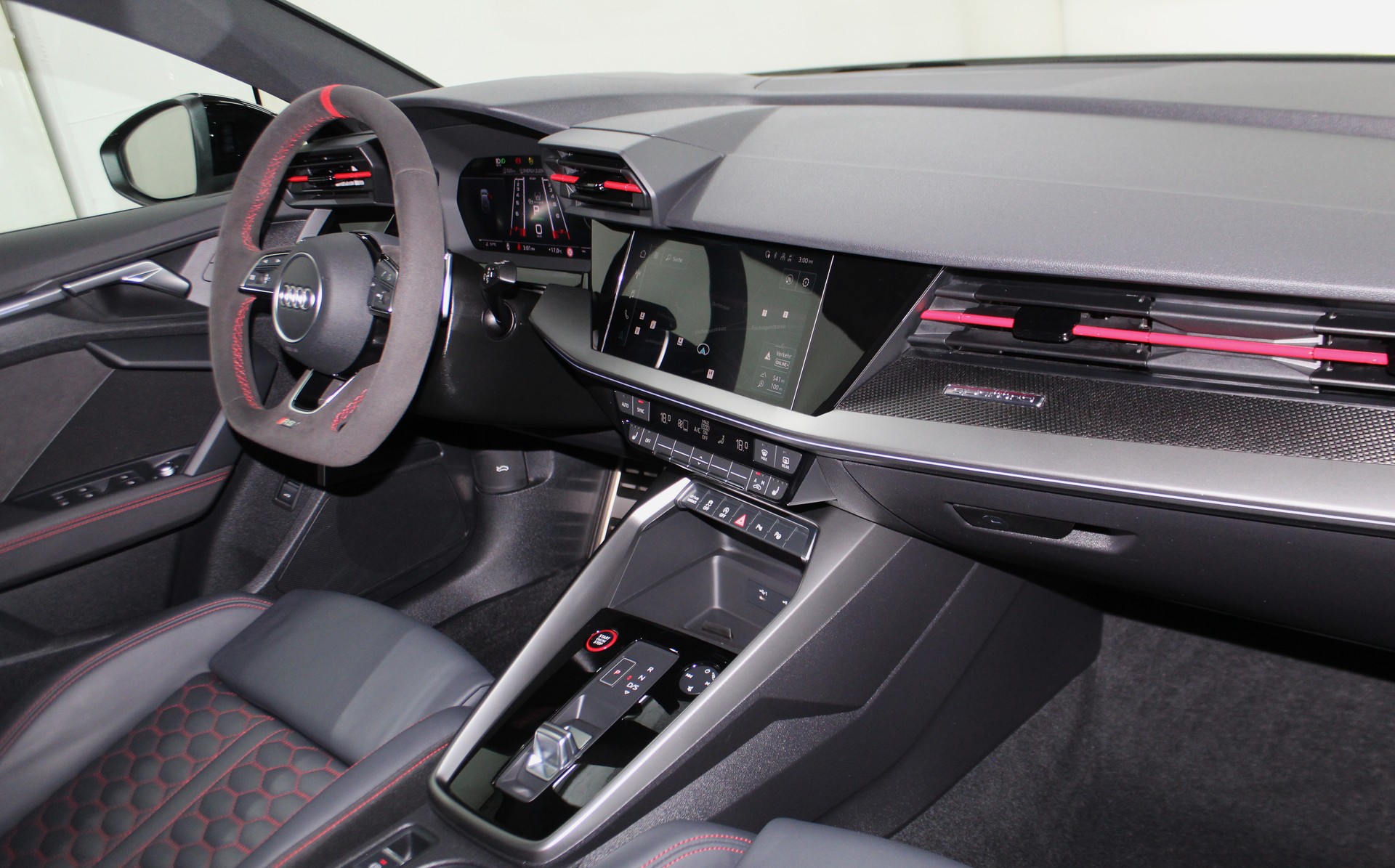 AUDI RS3 Sportback 2.5 TSI quattro S-tronic RS-Designpaket plus rot / CH-Fahrzeug-image-11