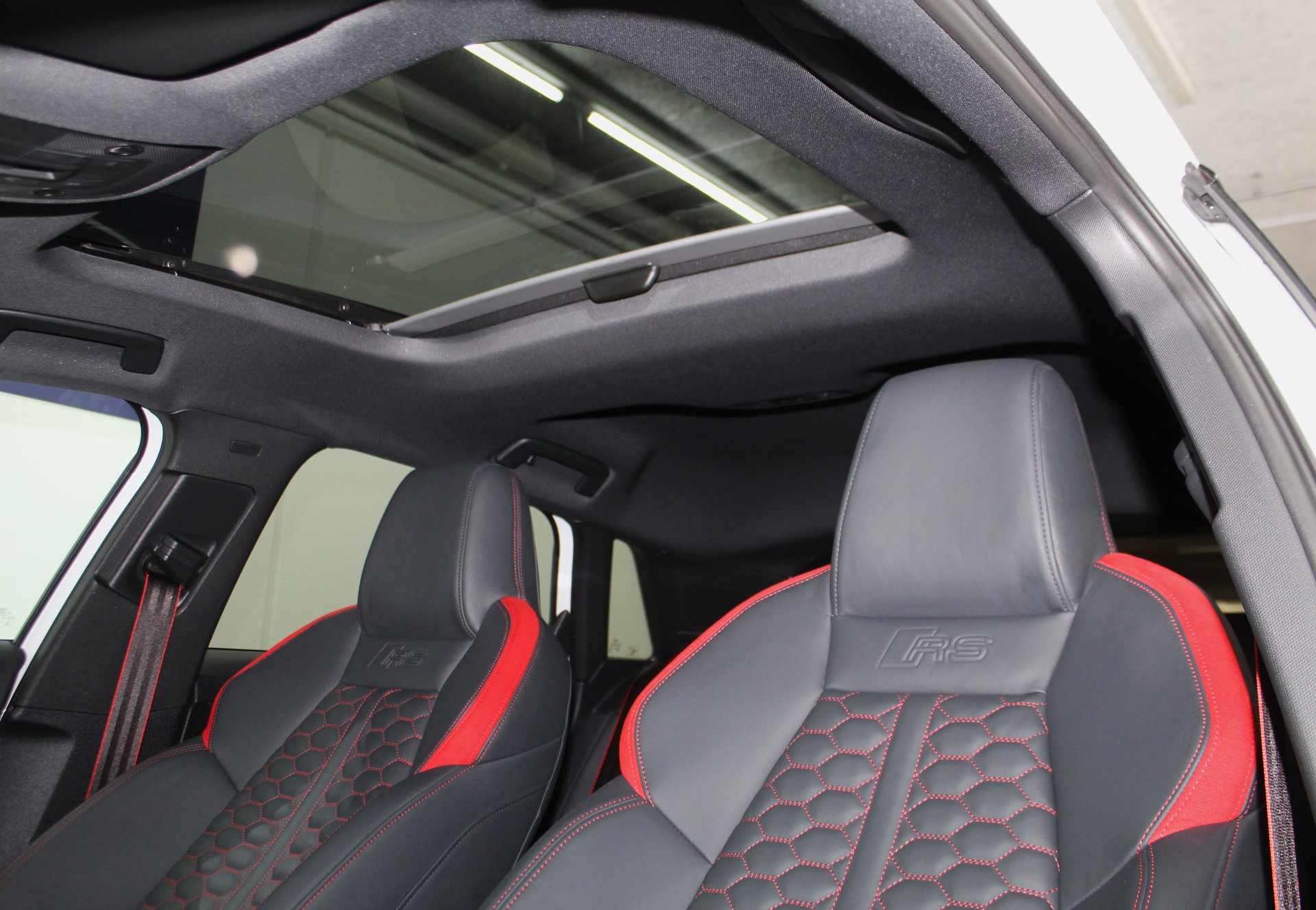 AUDI RS3 Sportback 2.5 TSI quattro S-tronic RS-Designpaket plus rot / CH-Fahrzeug-image-8