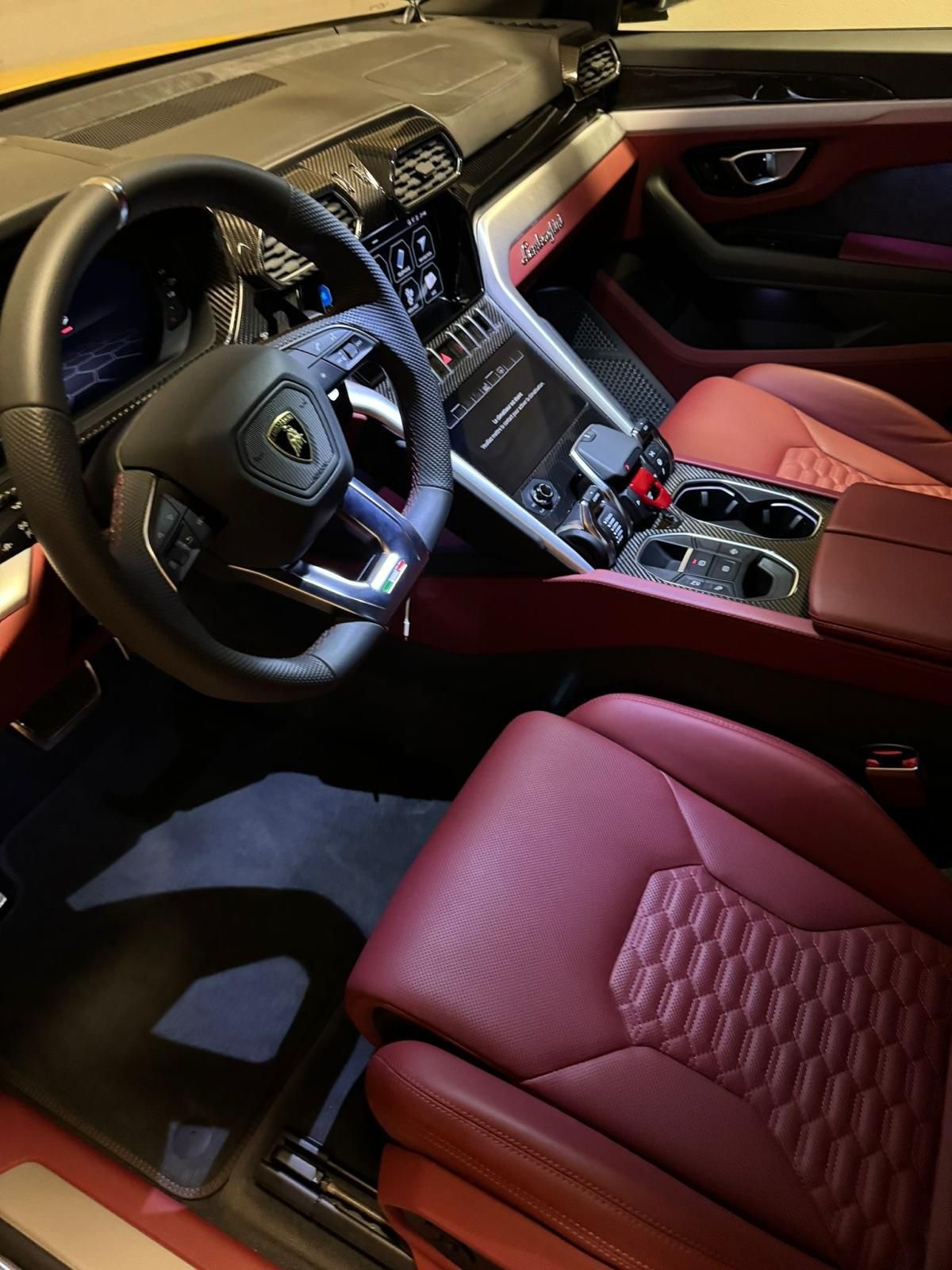 LAMBORGHINI URUS-image-2