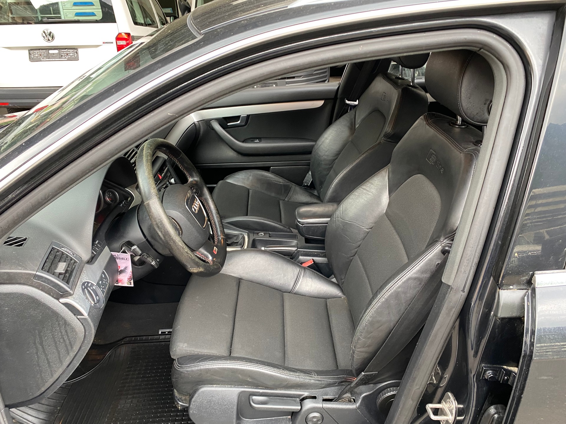 AUDI A4 Avant 2.0 TDI quattro-image-2