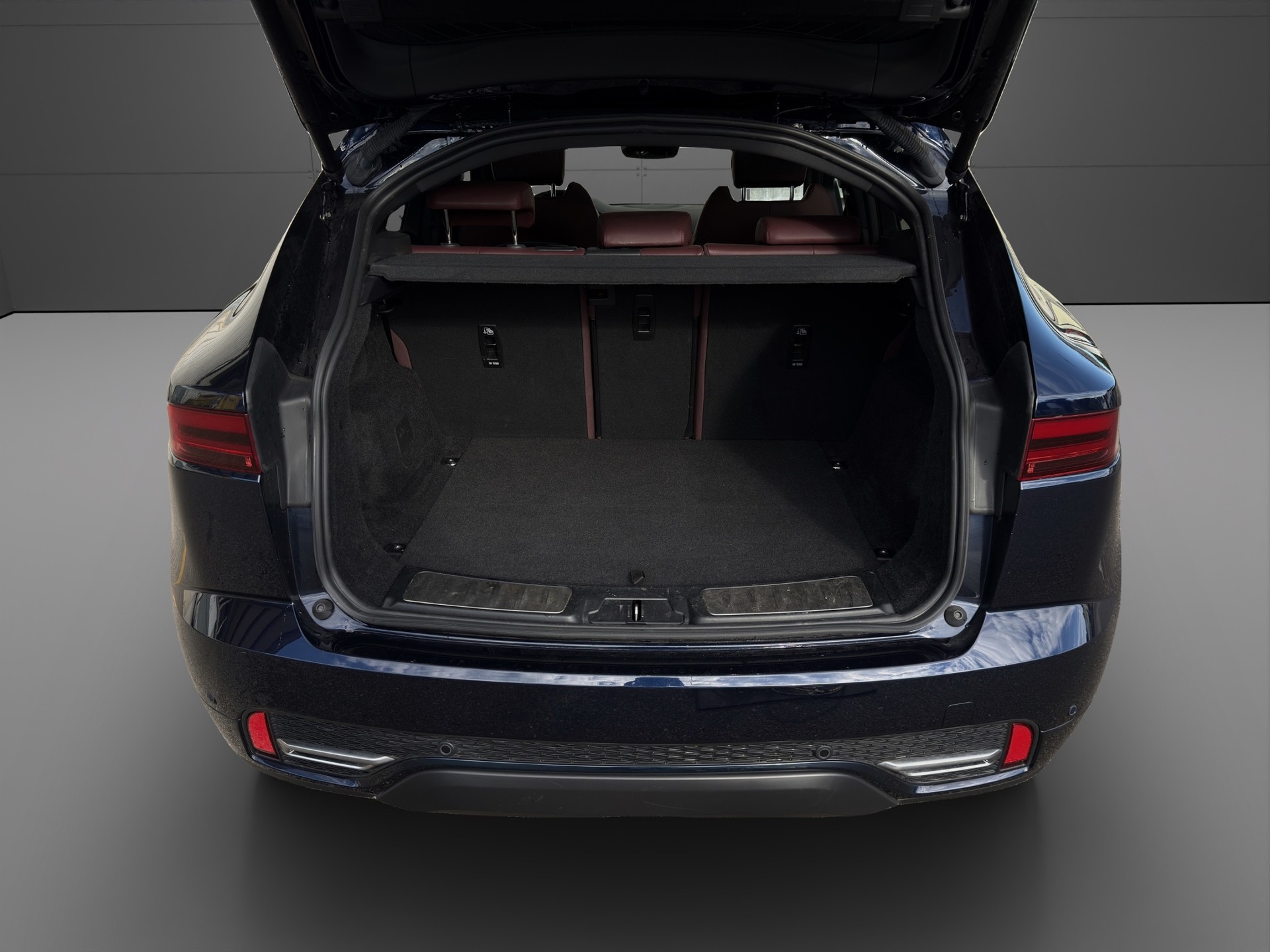 JAGUAR E-Pace 1.5 P300e R-Dynamic AWD SE-image-3