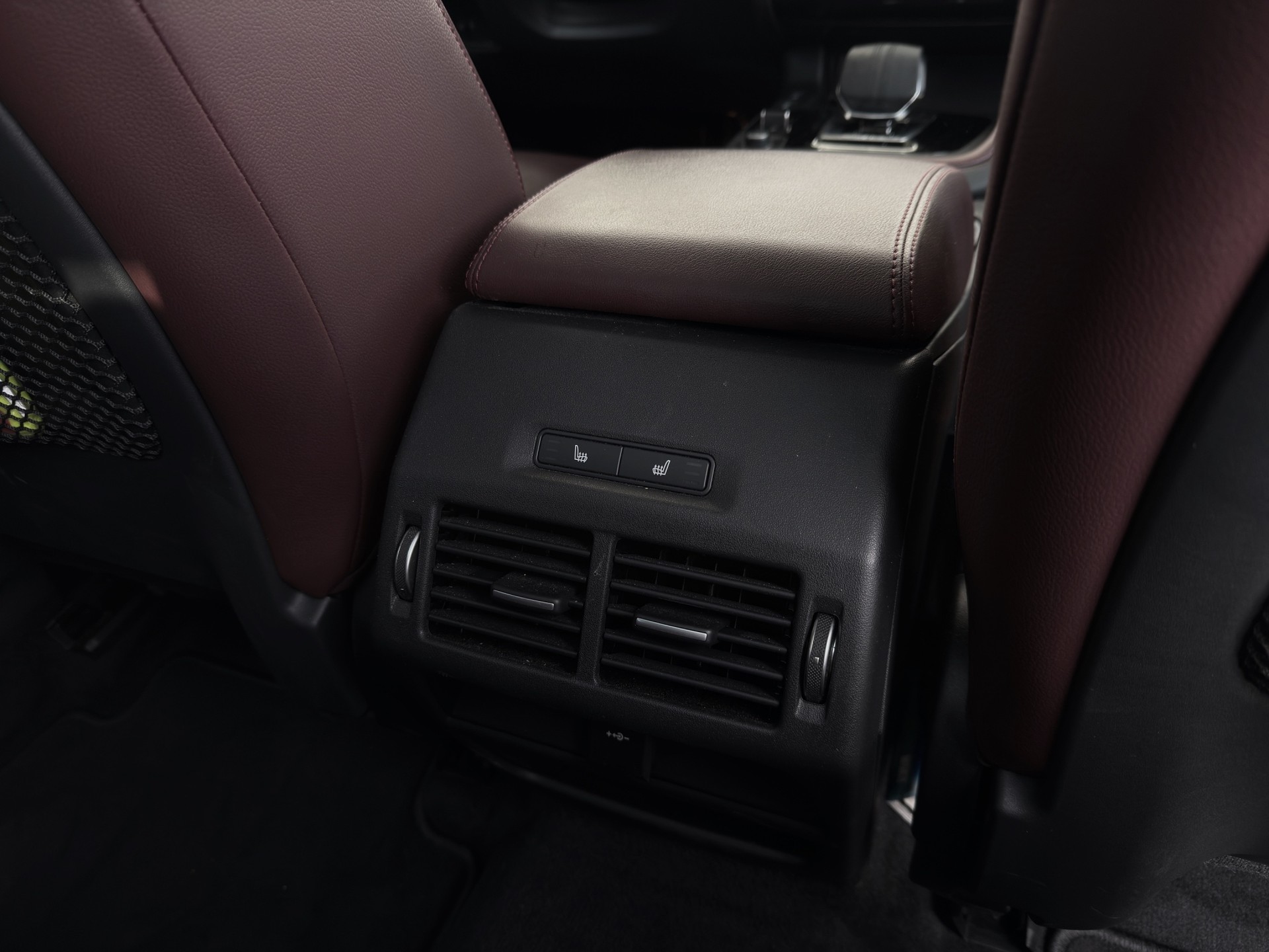 JAGUAR E-Pace 1.5 P300e R-Dynamic AWD SE-image-13