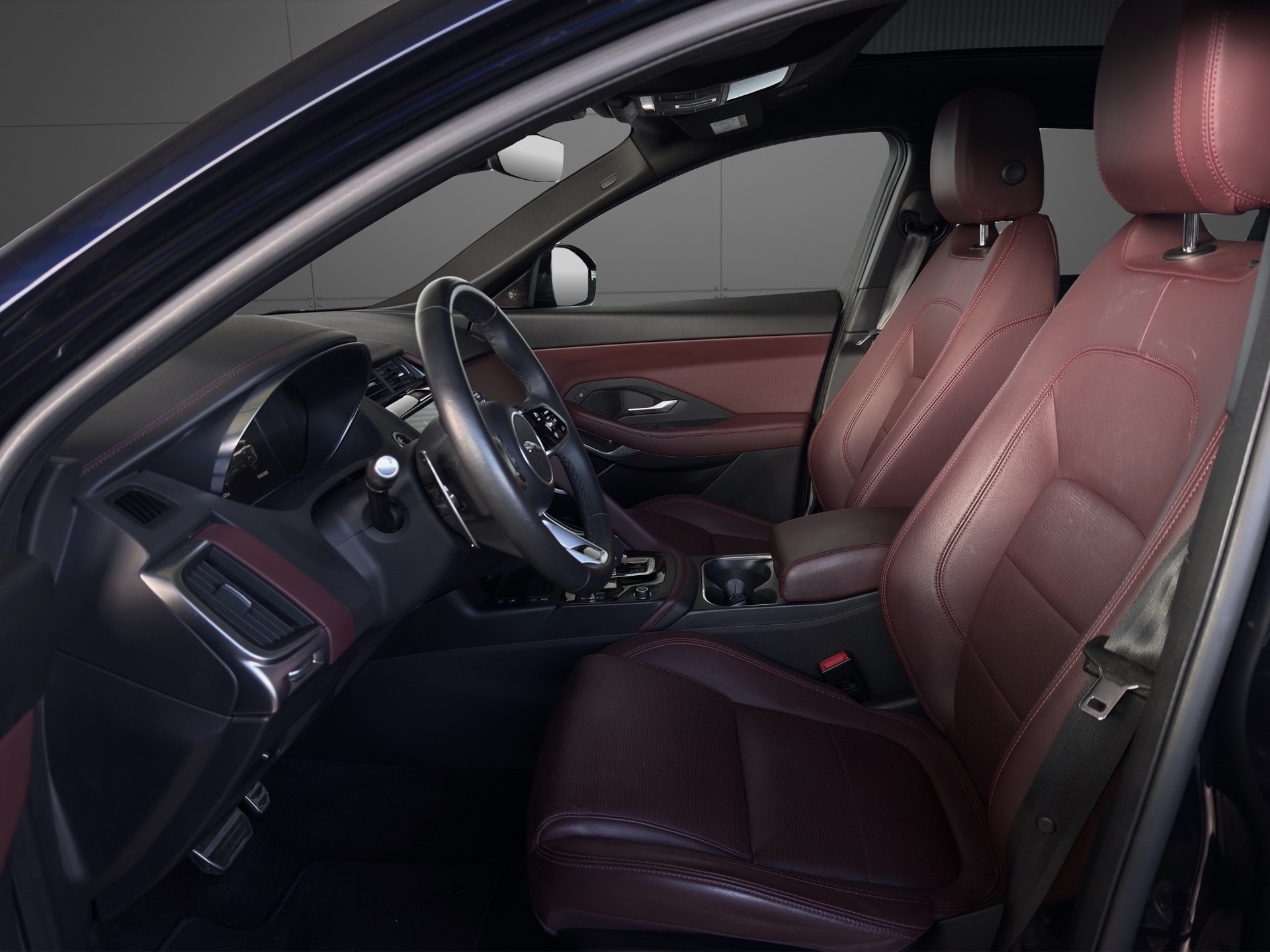 JAGUAR E-Pace 1.5 P300e R-Dynamic AWD SE-image-5