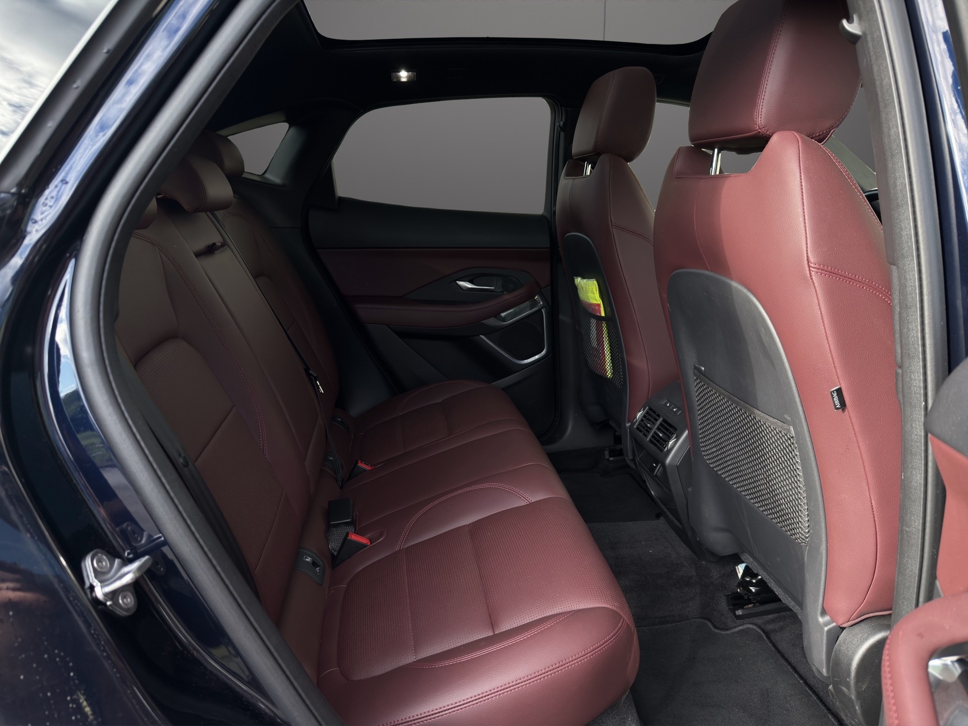 JAGUAR E-Pace 1.5 P300e R-Dynamic AWD SE-image-9