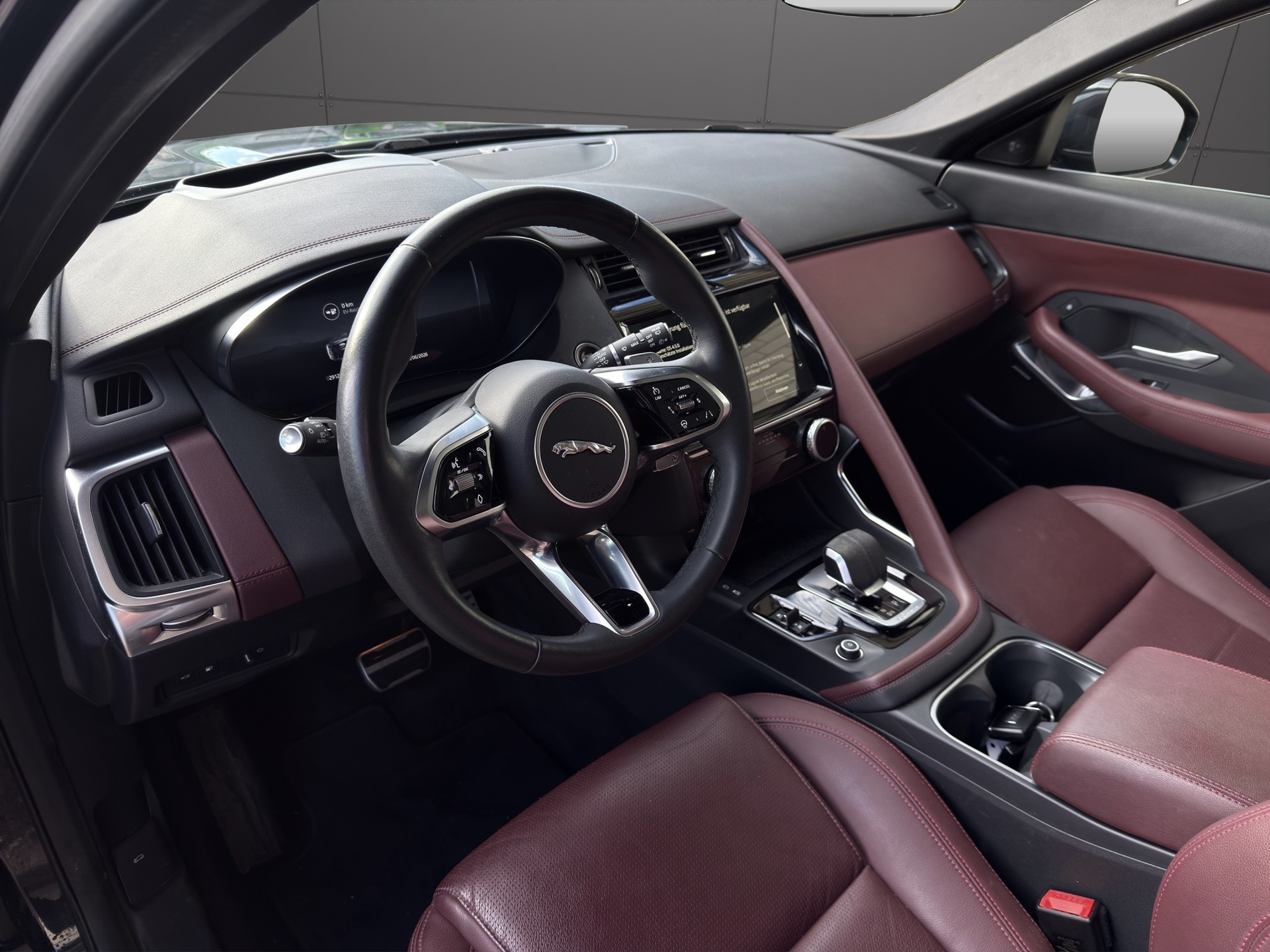JAGUAR E-Pace 1.5 P300e R-Dynamic AWD SE-image-6
