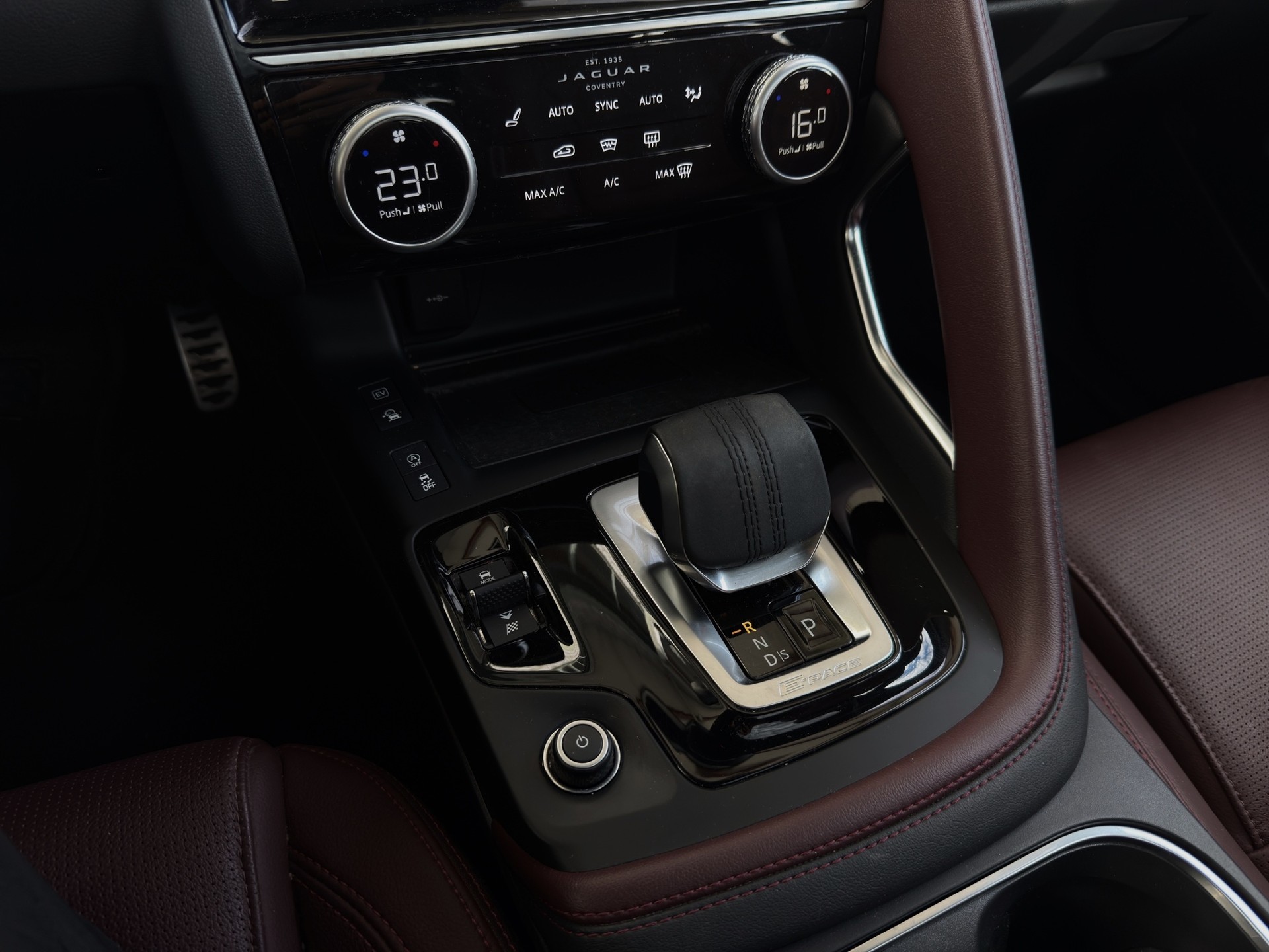 JAGUAR E-Pace 1.5 P300e R-Dynamic AWD SE-image-17