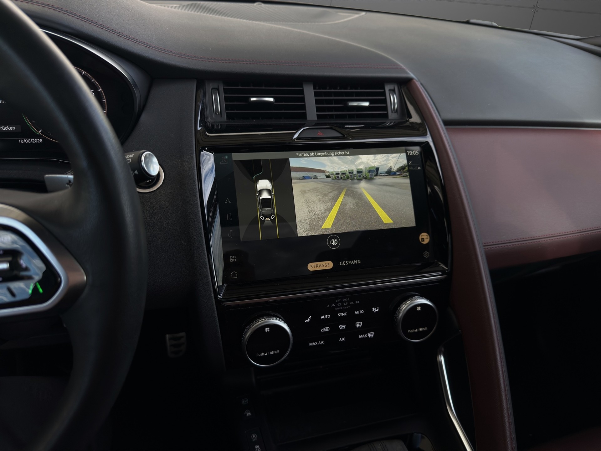 JAGUAR E-Pace 1.5 P300e R-Dynamic AWD SE-image-14
