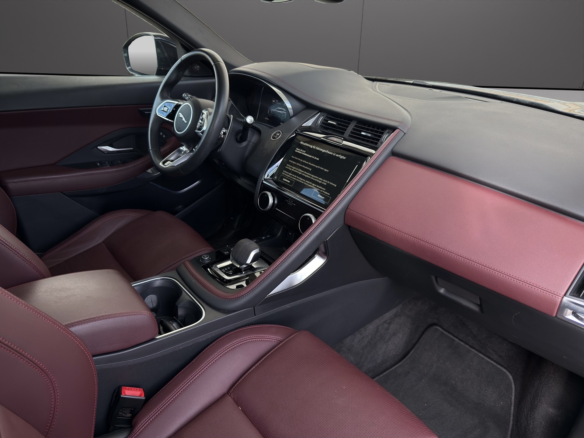JAGUAR E-Pace 1.5 P300e R-Dynamic AWD SE-image-11
