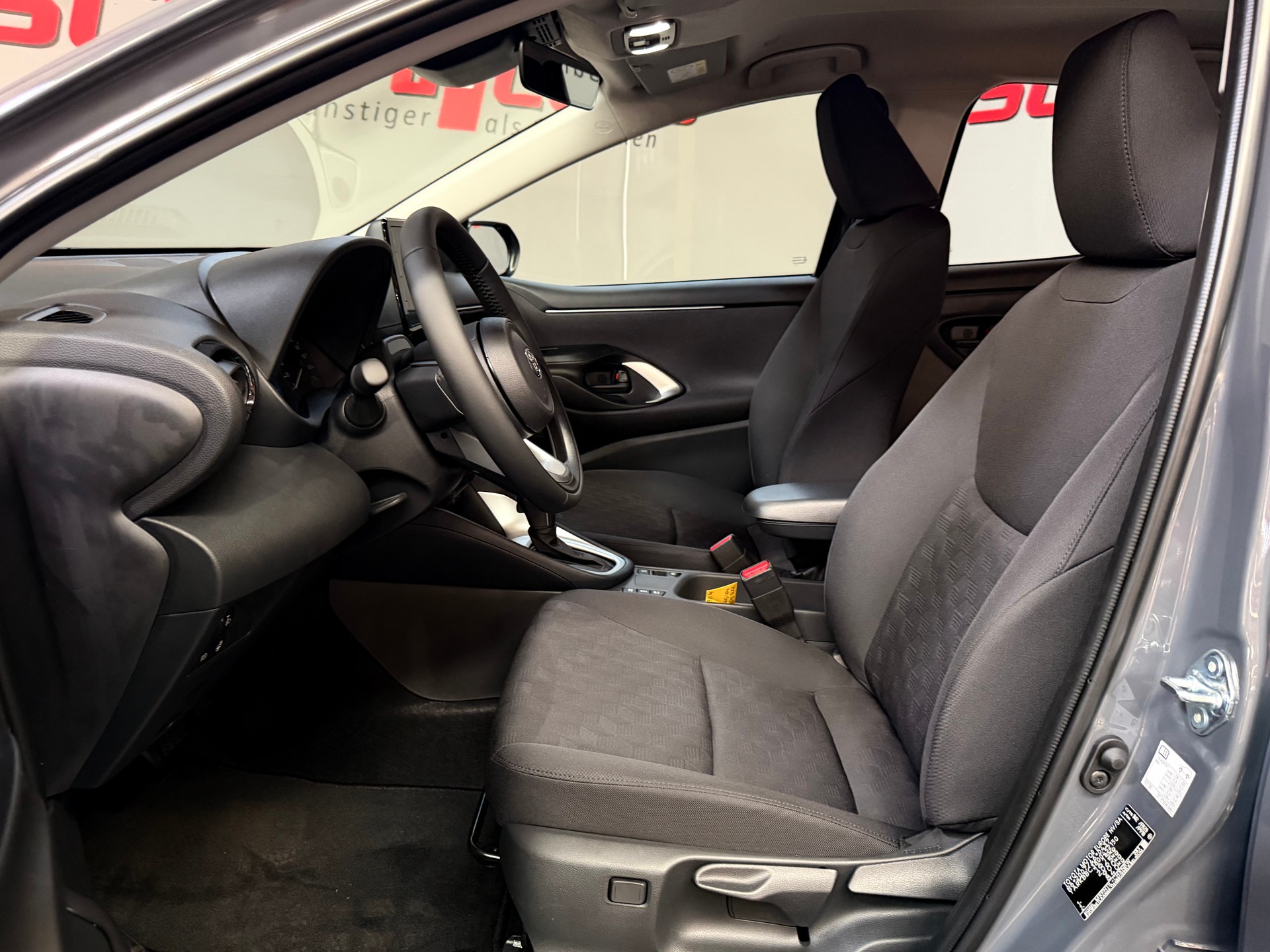 TOYOTA NEW Yaris 1.5 Comfort e-CVT-image-10