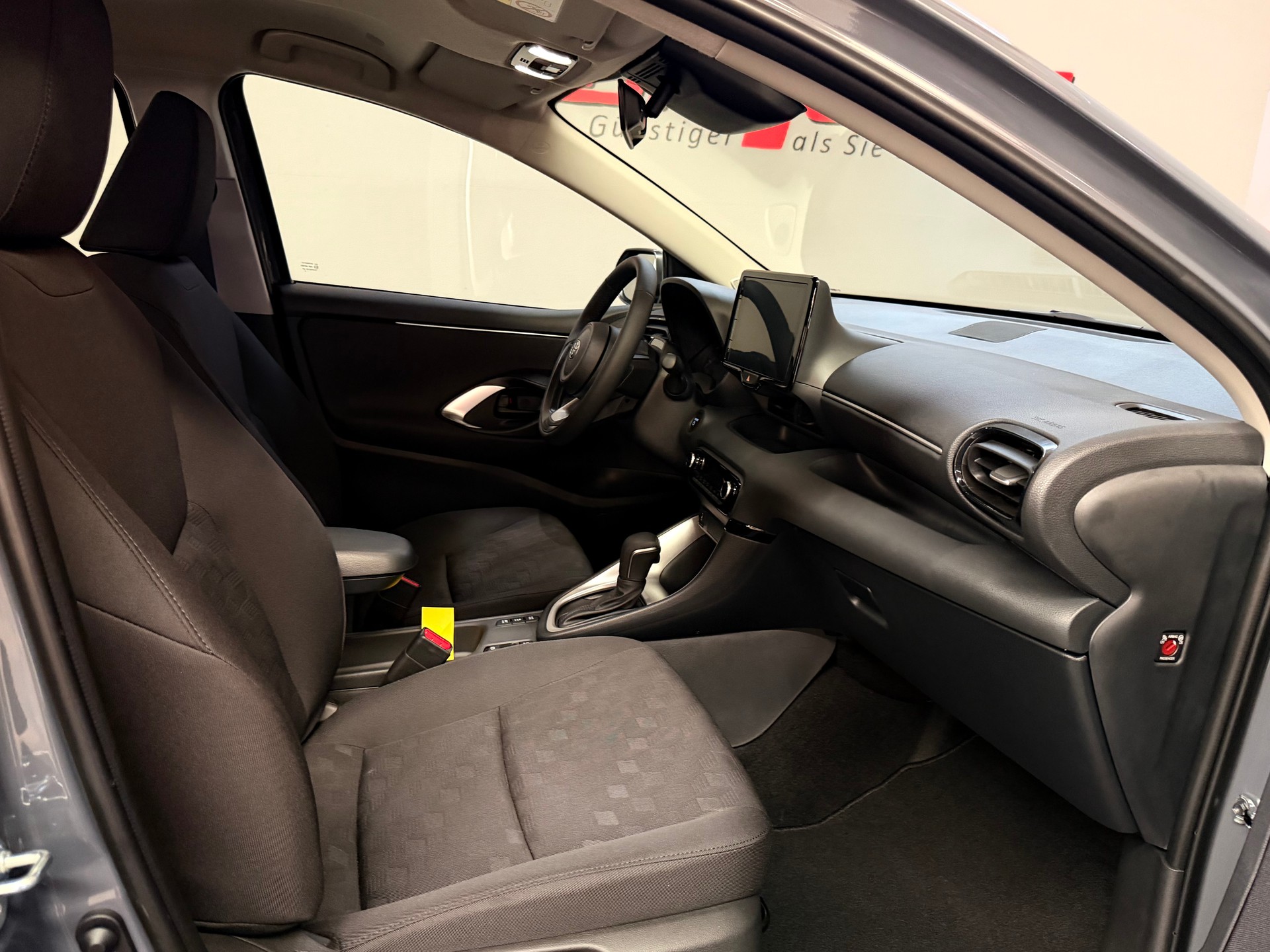 TOYOTA NEW Yaris 1.5 Comfort e-CVT-image-14