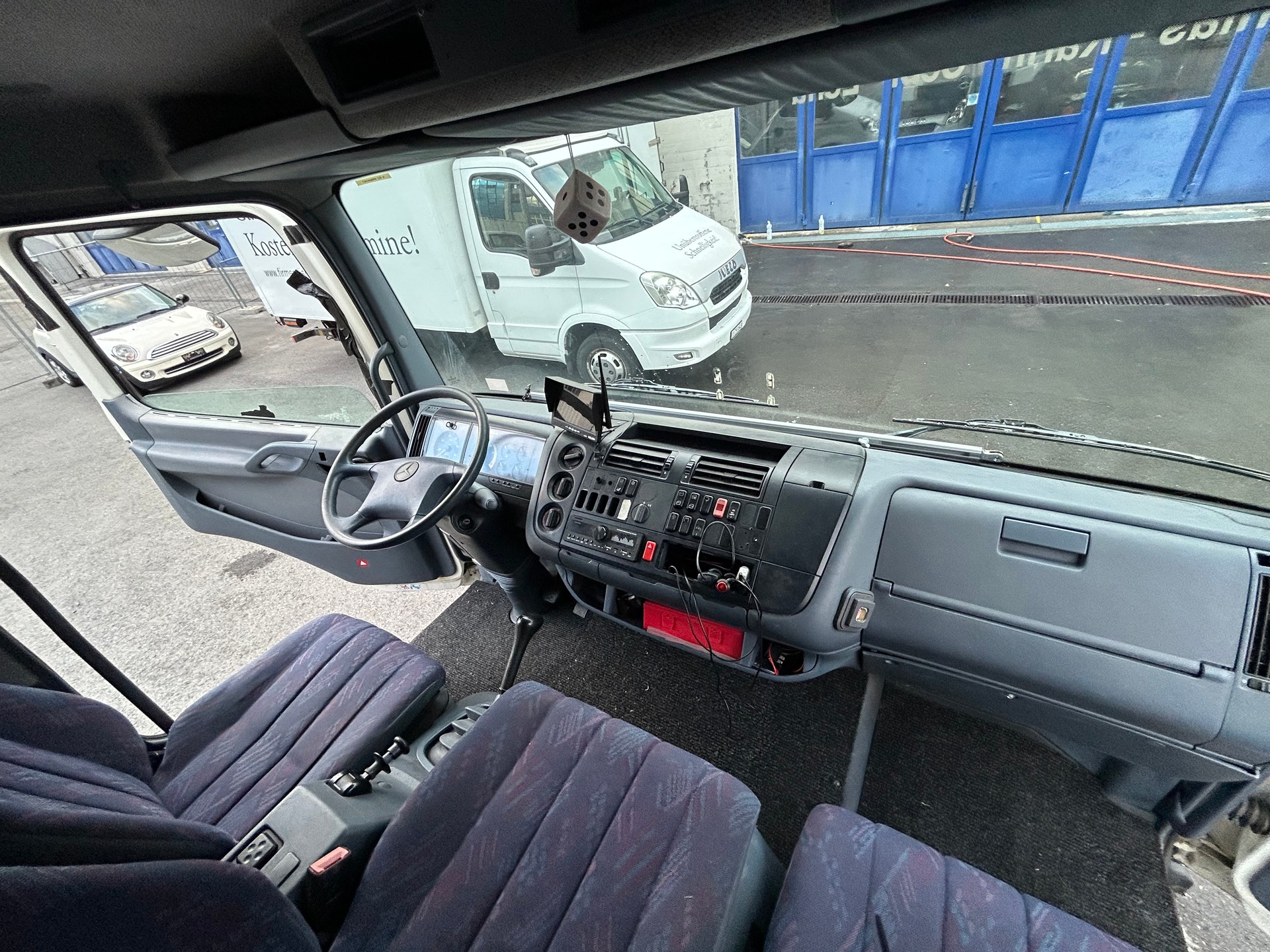 MERCEDES-BENZ 100 SERIES-image-5