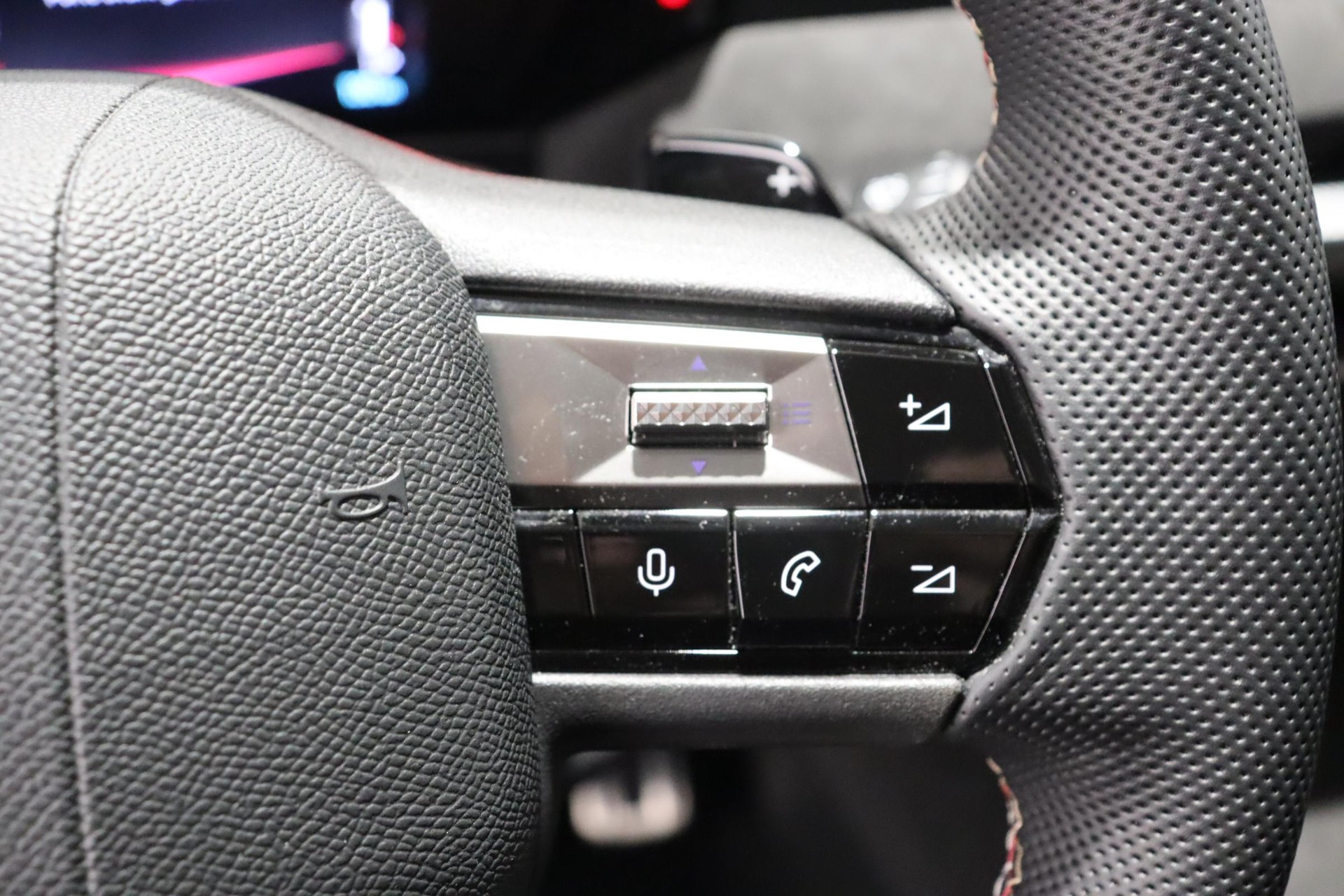 DS AUTOMOBILES 4 1.6 E-Tense Ligne Noire-image-13