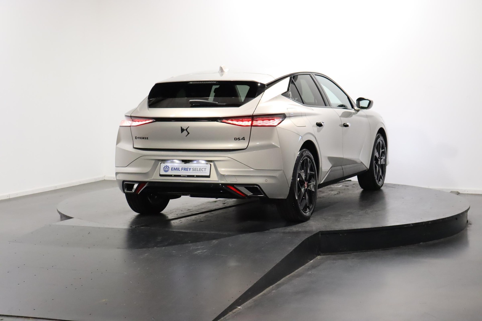 DS AUTOMOBILES 4 1.6 E-Tense Ligne Noire-showroom-element-3