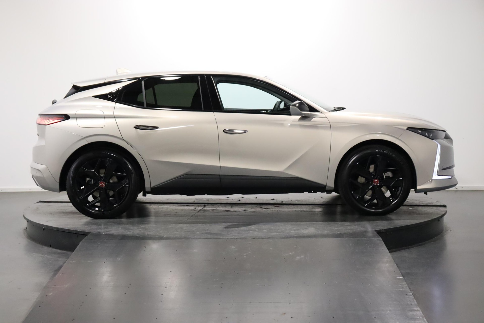 DS AUTOMOBILES 4 1.6 E-Tense Ligne Noire-showroom-element-2