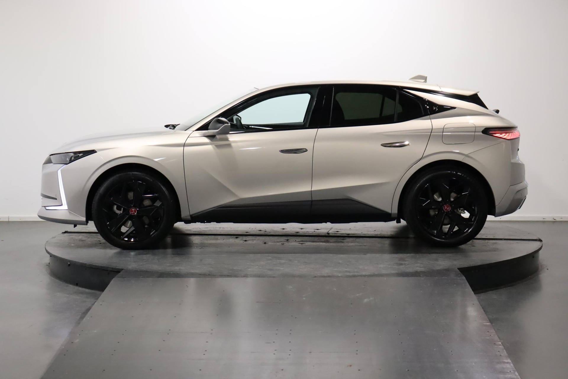 DS AUTOMOBILES 4 1.6 E-Tense Ligne Noire-showroom-element-1