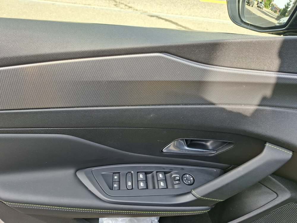 PEUGEOT 308 SW 1.6 PHEV 180 GT-image-9
