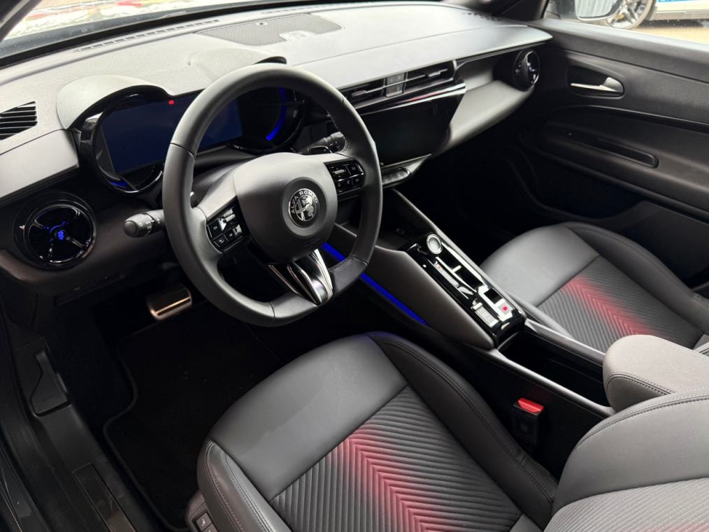 ALFA ROMEO Junior 1.2 48V Hybrid Speciale-showroom-element-3