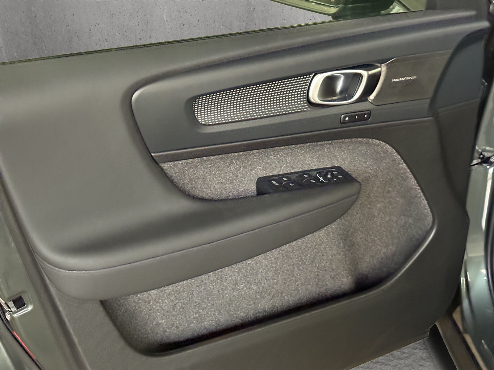 VOLVO EX40 82kWh Twin Motor AWD Ultra Xcentric Edition-image-8