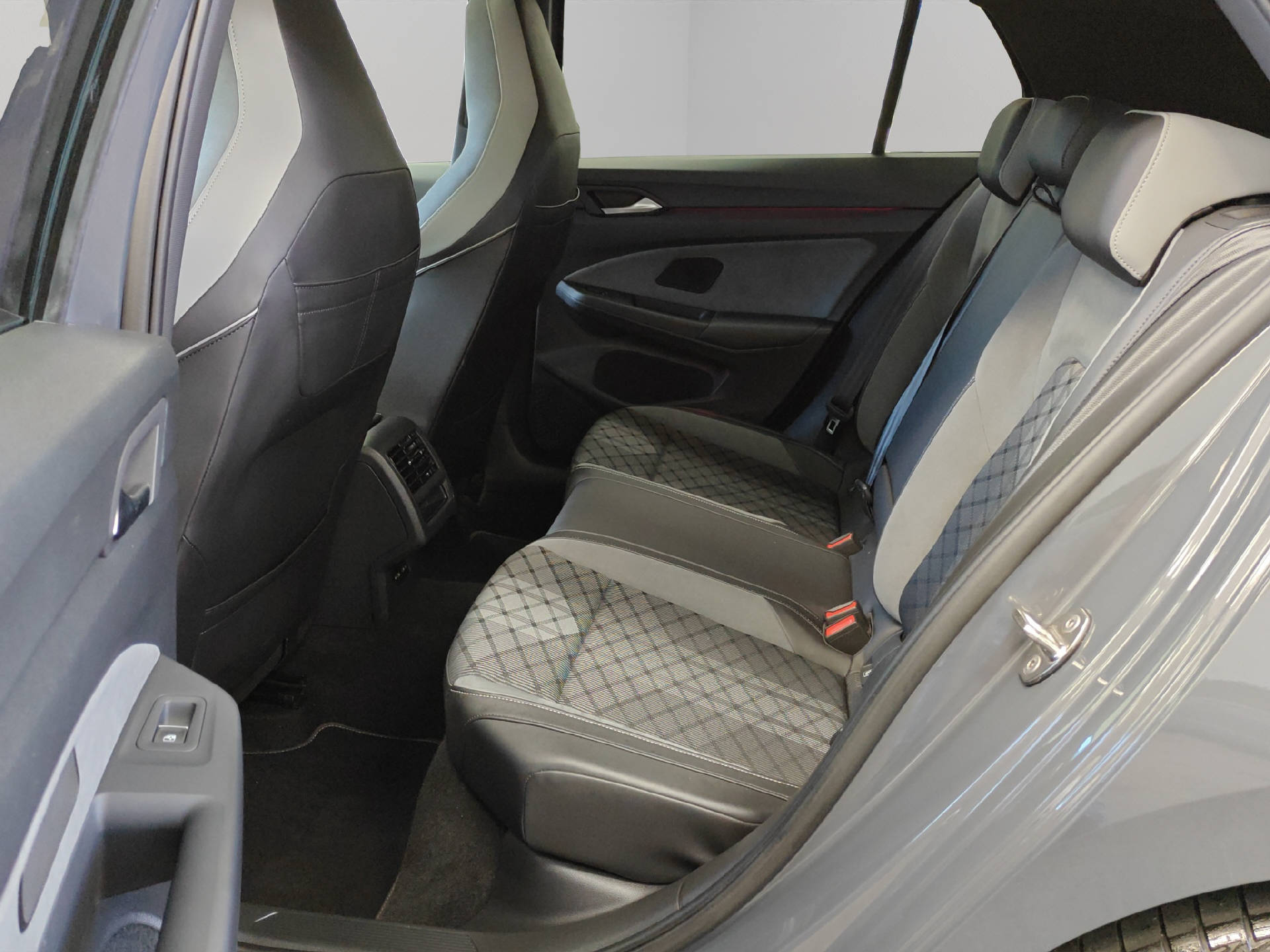 VW Golf VIII 1.5 eTSI R-Line DSG-image-5