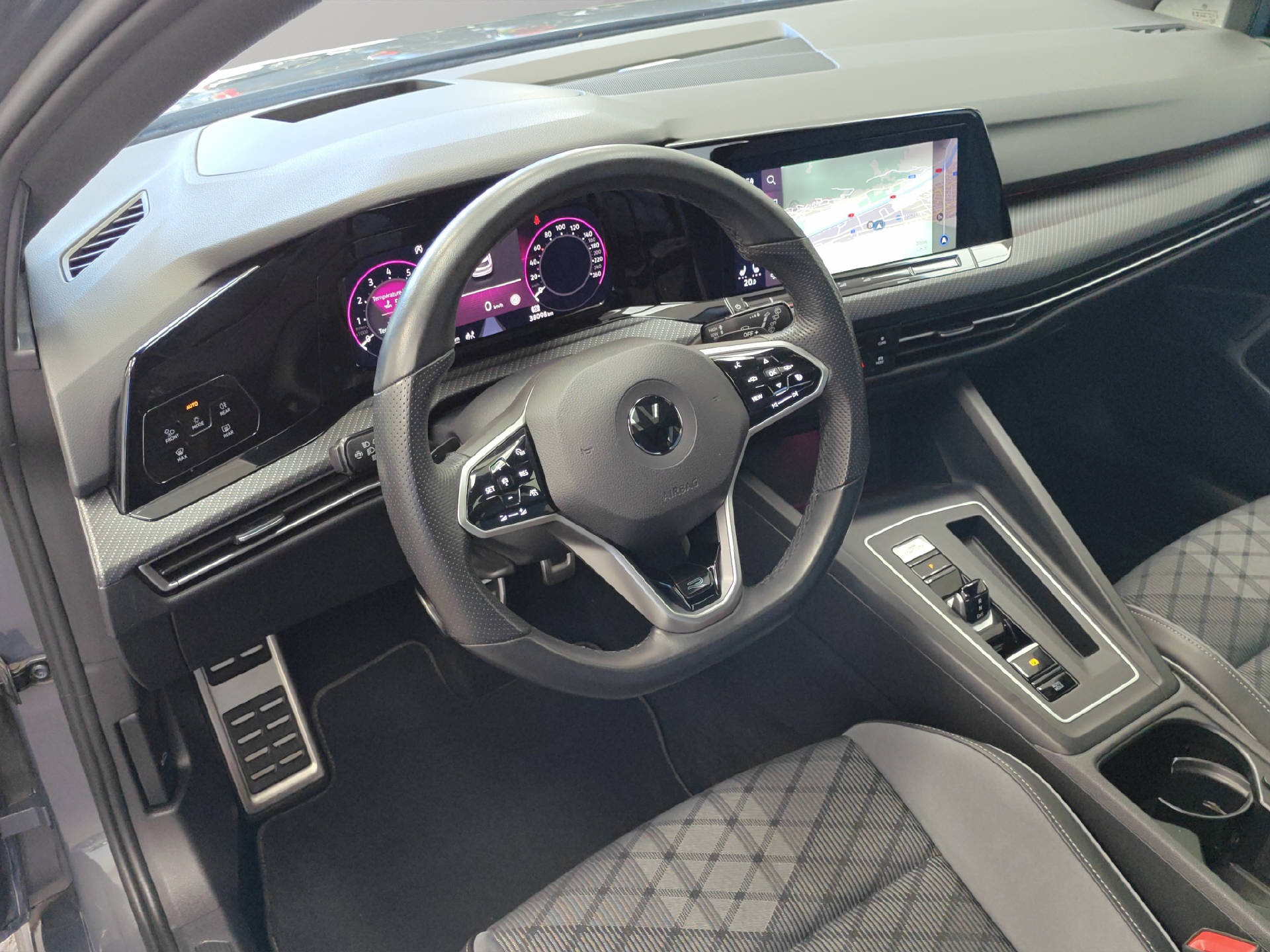 VW Golf VIII 1.5 eTSI R-Line DSG-image-12