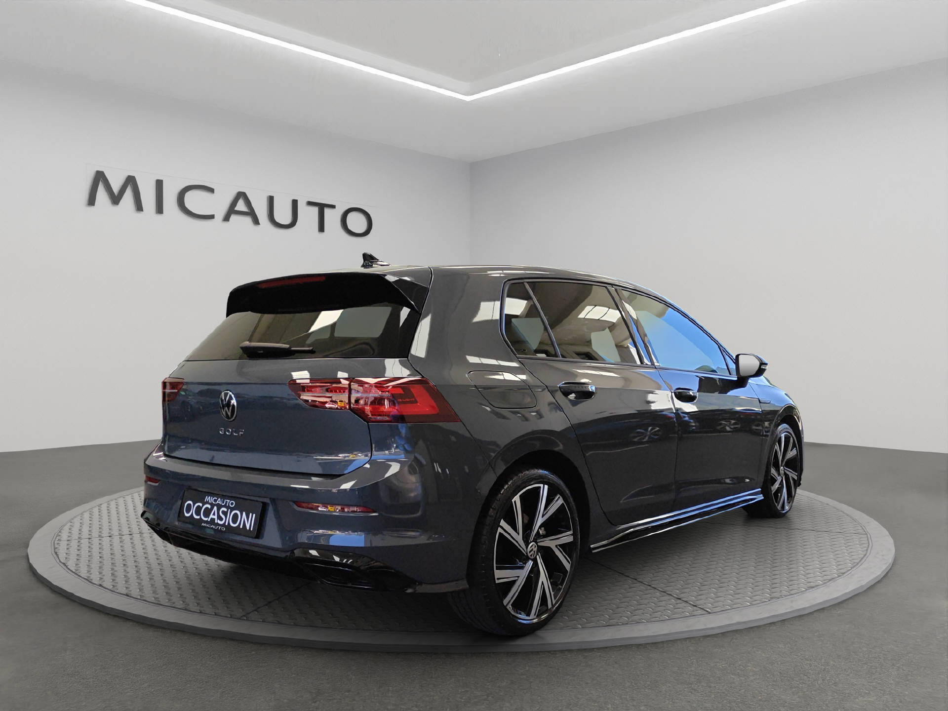 VW Golf VIII 1.5 eTSI R-Line DSG-image-1