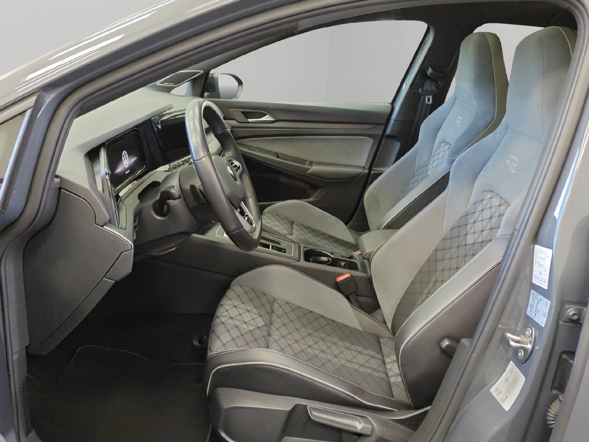 VW Golf VIII 1.5 eTSI R-Line DSG-image-4