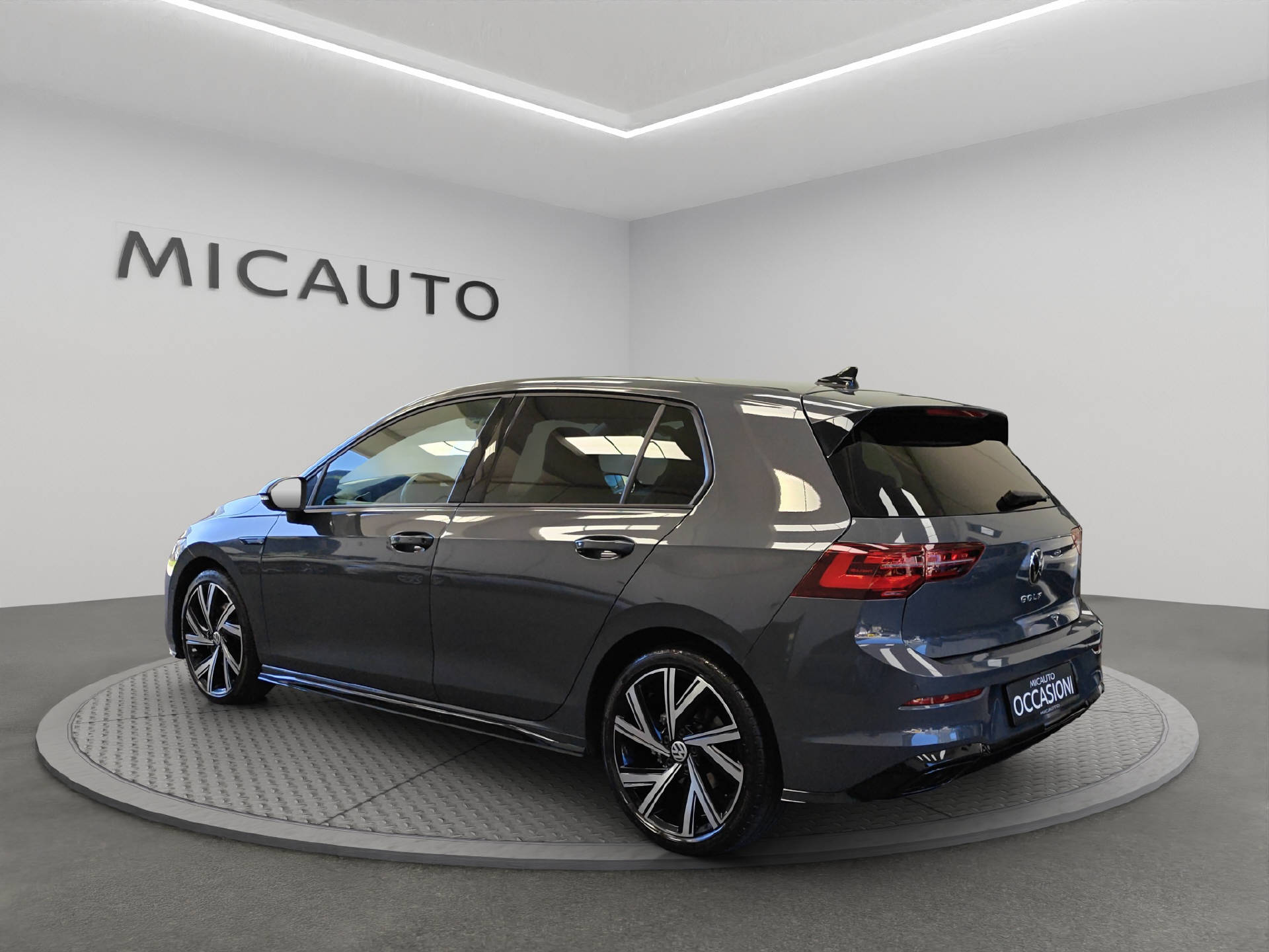 VW Golf VIII 1.5 eTSI R-Line DSG-image-2