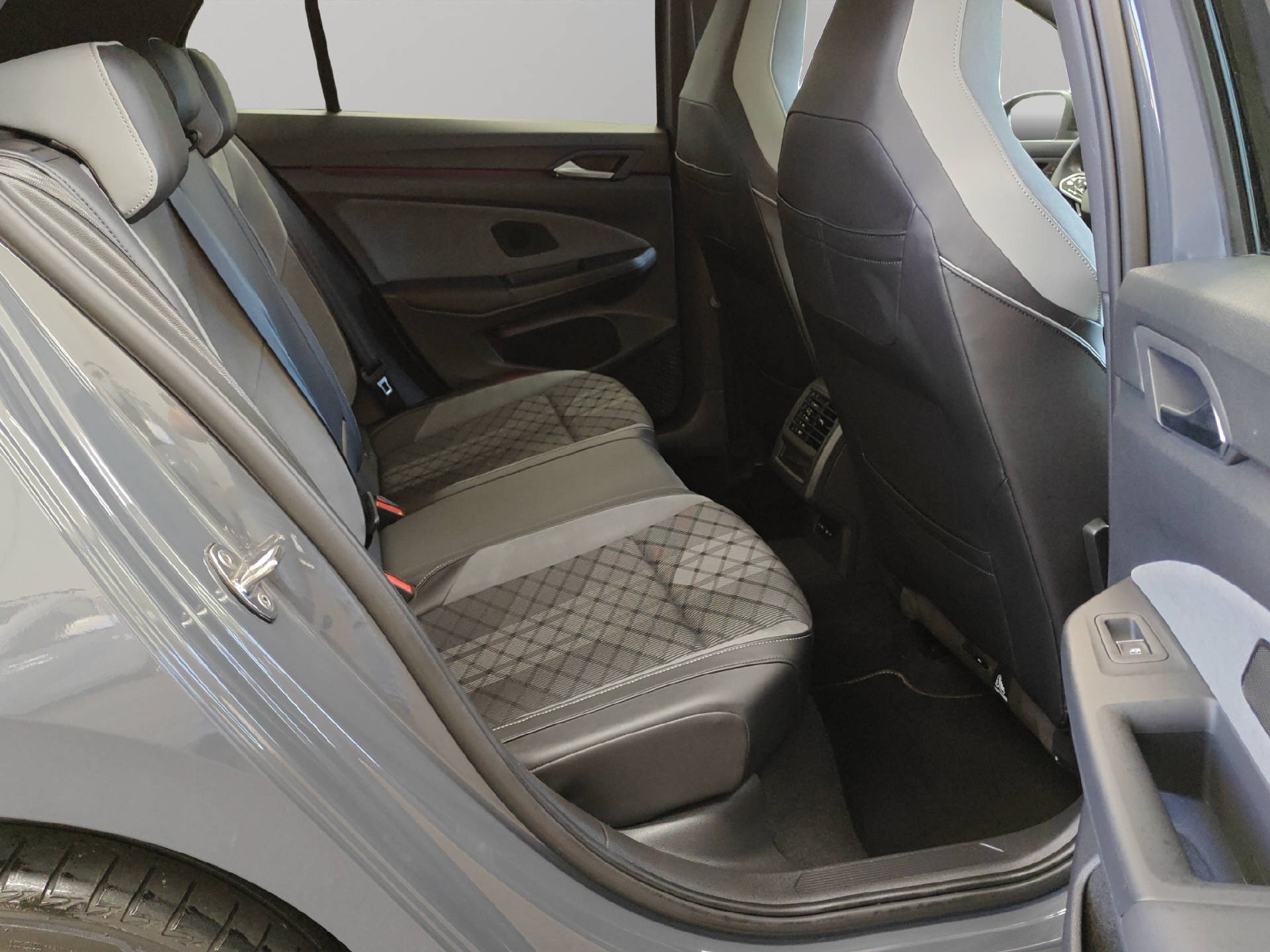 VW Golf VIII 1.5 eTSI R-Line DSG-image-6