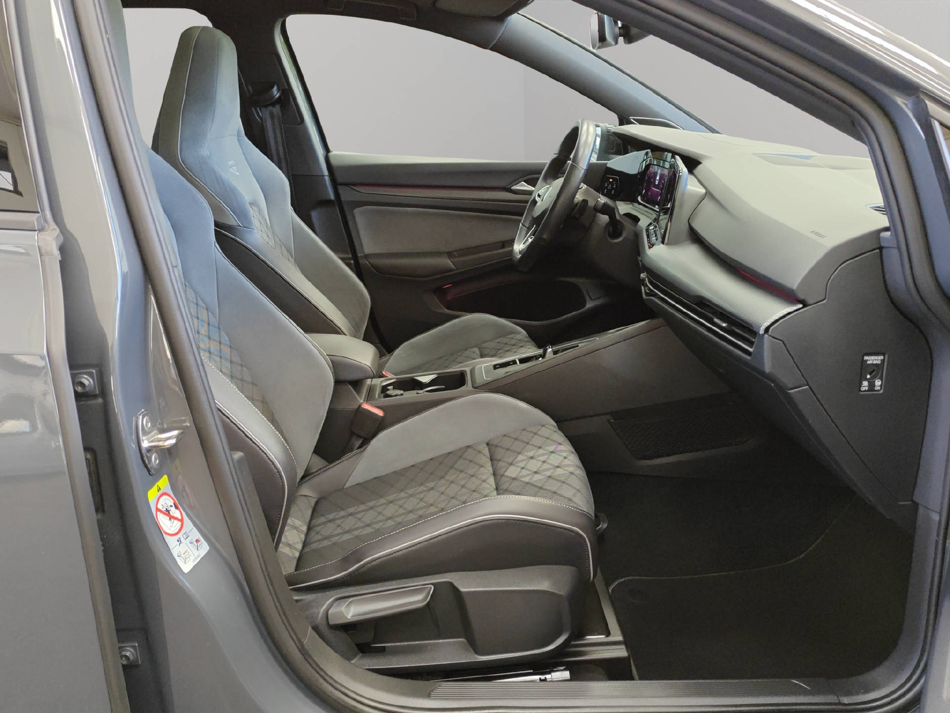 VW Golf VIII 1.5 eTSI R-Line DSG-image-7