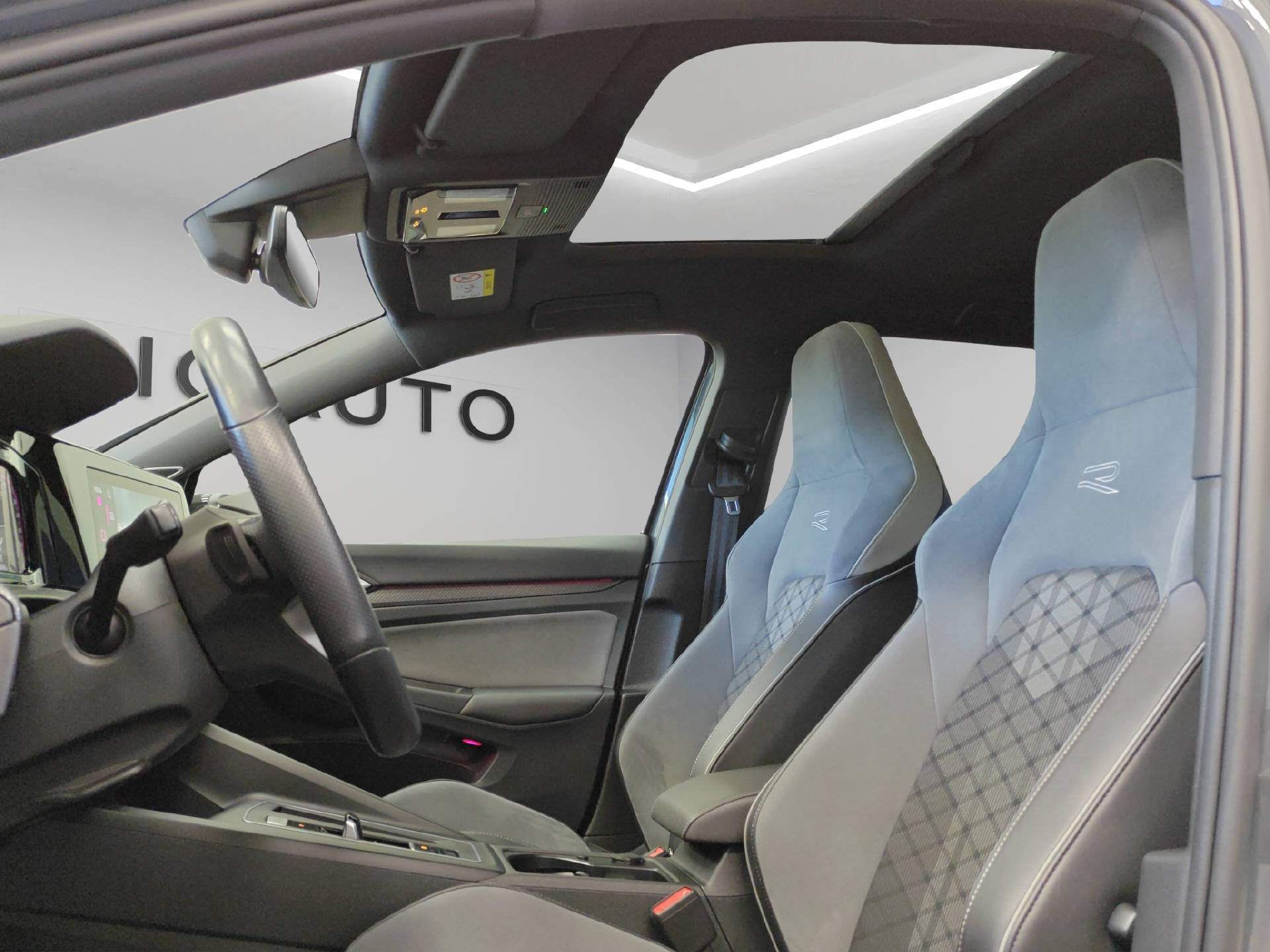 VW Golf VIII 1.5 eTSI R-Line DSG-image-13