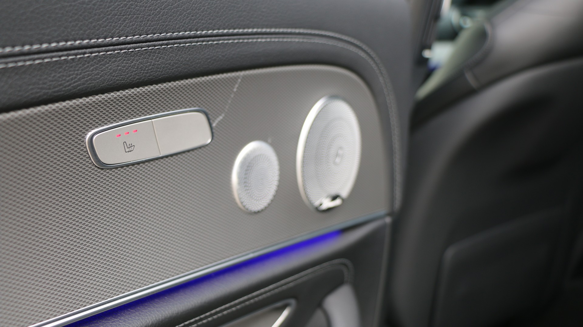 MERCEDES-BENZ E 220 d AMG Line-image-10