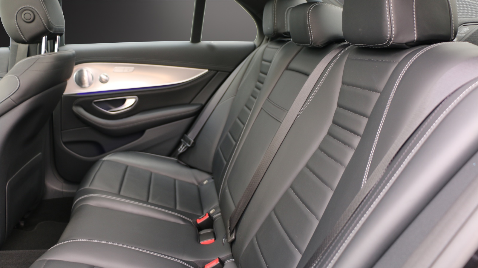 MERCEDES-BENZ E 220 d AMG Line-image-9