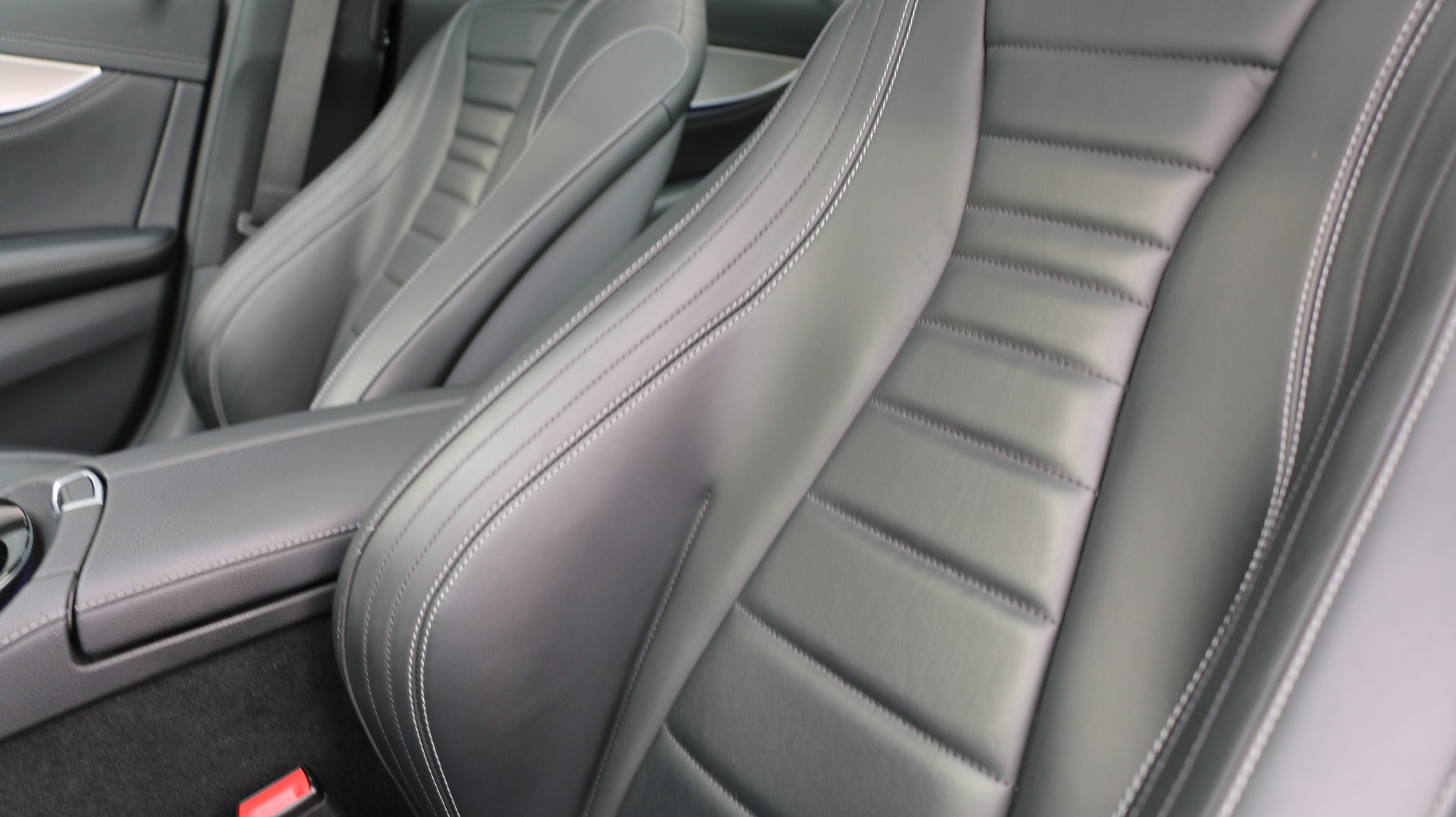 MERCEDES-BENZ E 220 d AMG Line-image-8