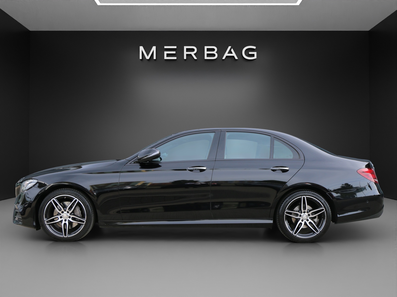 MERCEDES-BENZ E 220 d AMG Line-image-1