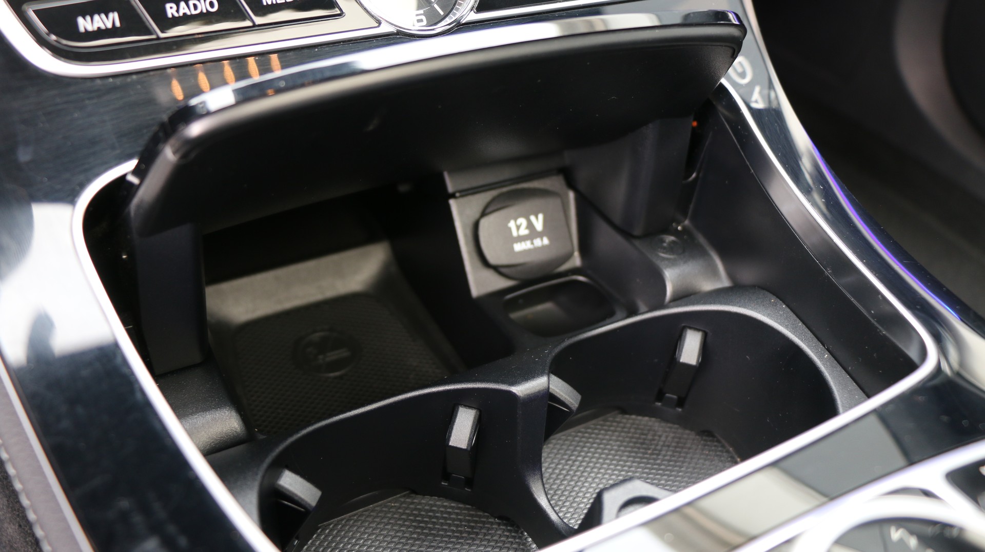 MERCEDES-BENZ E 220 d AMG Line-image-19
