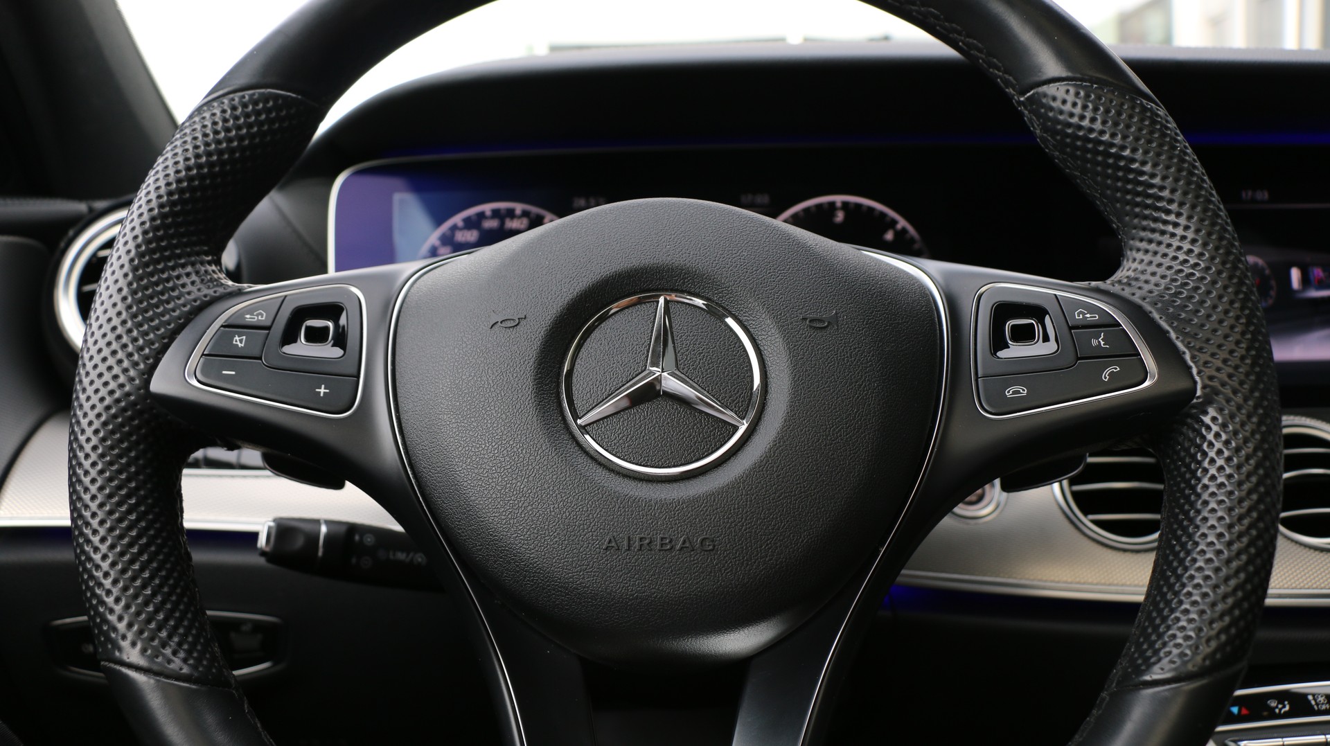 MERCEDES-BENZ E 220 d AMG Line-image-13