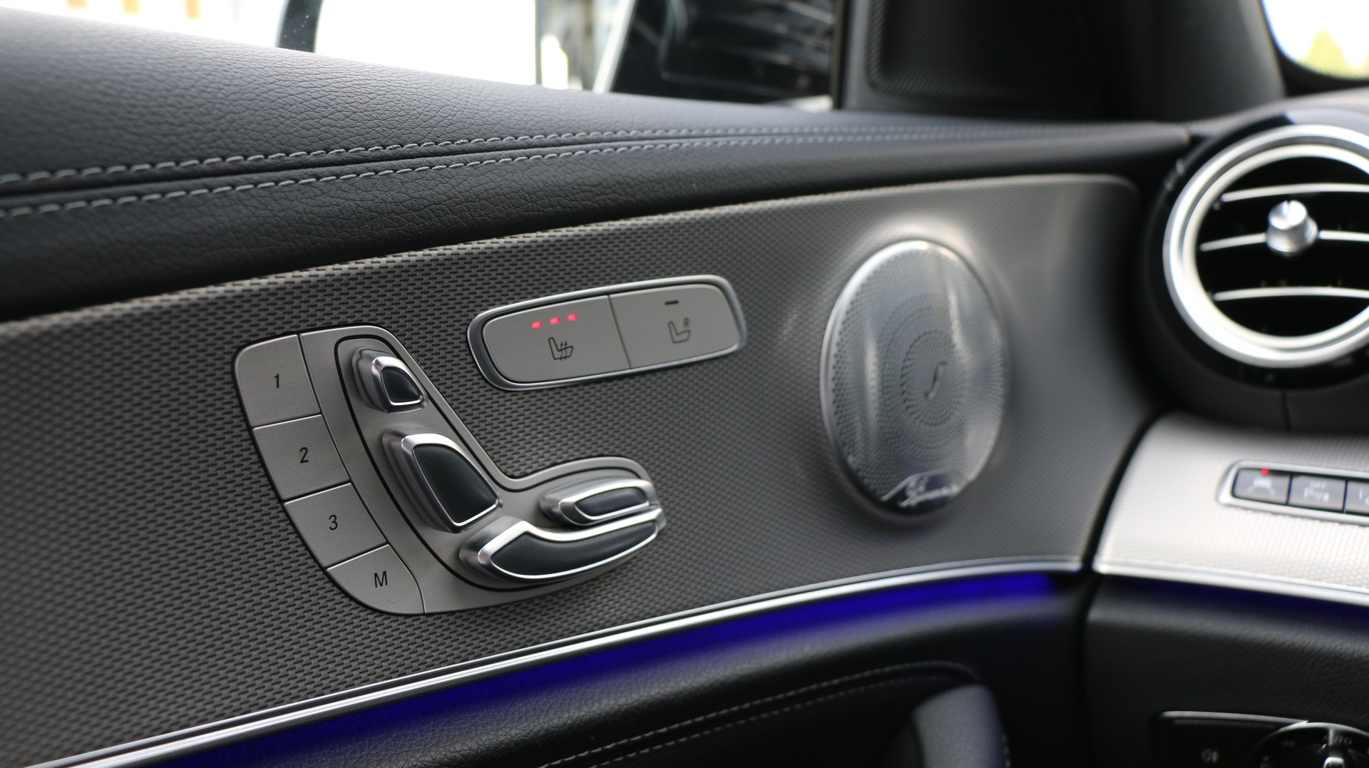 MERCEDES-BENZ E 220 d AMG Line-image-14