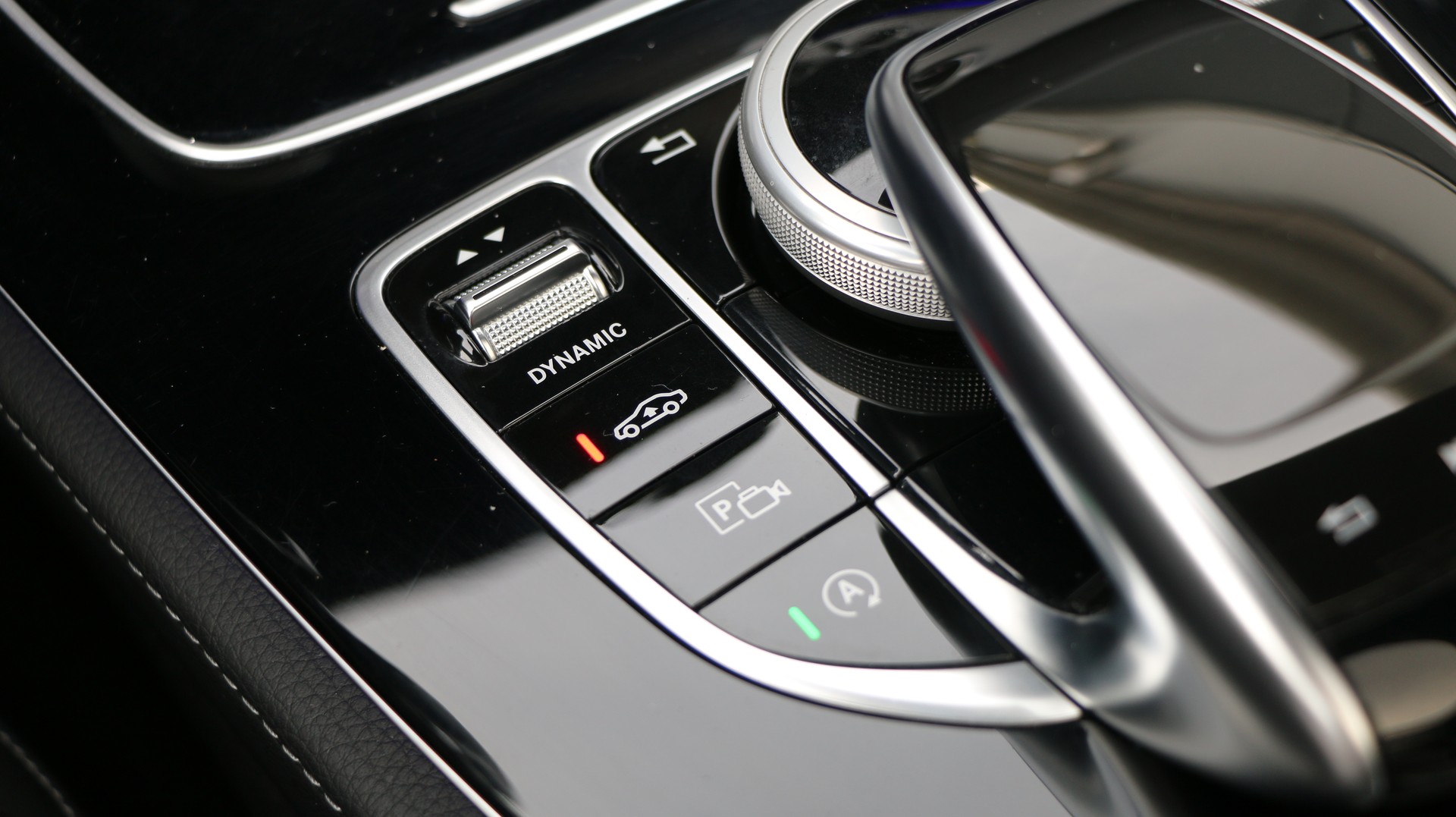 MERCEDES-BENZ E 220 d AMG Line-image-16