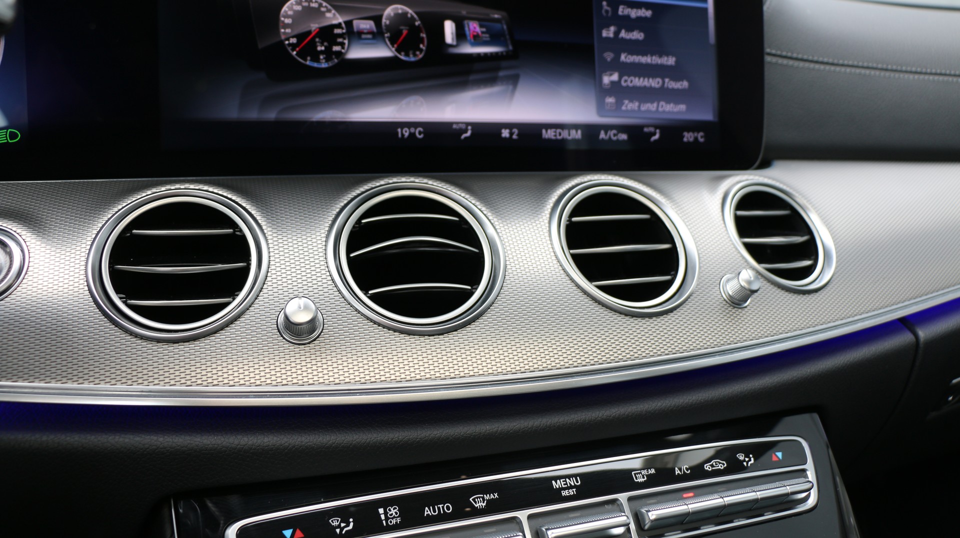 MERCEDES-BENZ E 220 d AMG Line-image-17