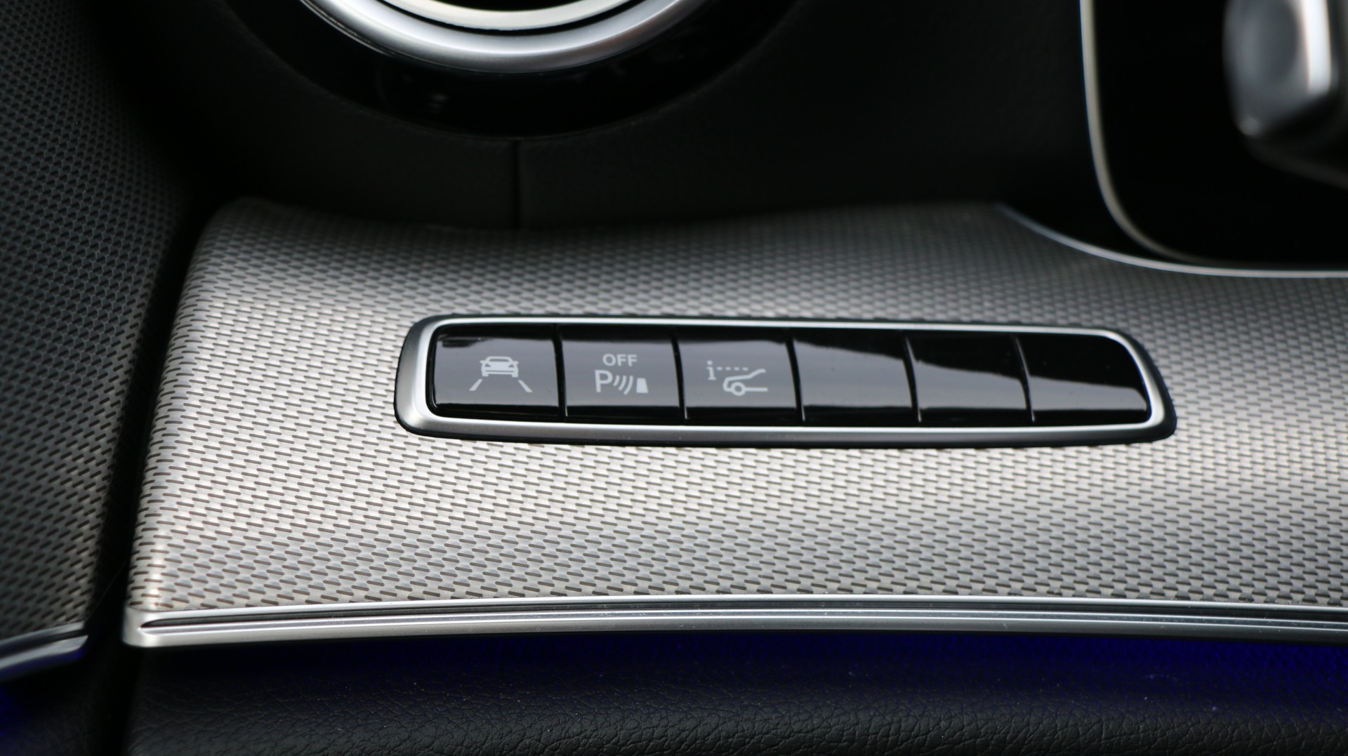 MERCEDES-BENZ E 220 d AMG Line-image-15
