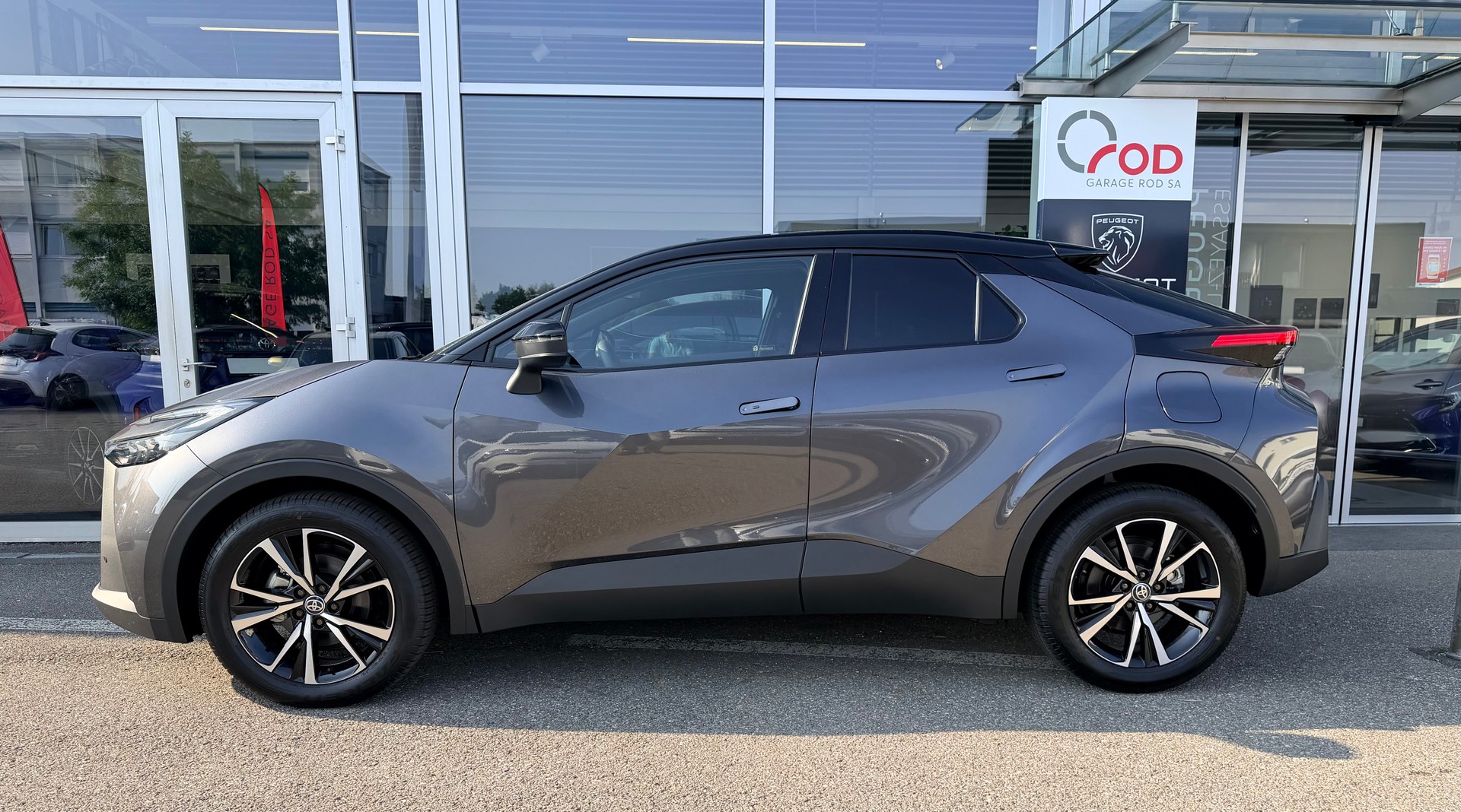 TOYOTA C-HR 2.0 HSD CVT Trend 2WD-image-2