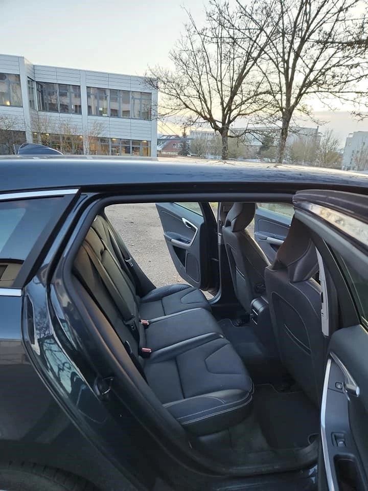 VOLVO V60 DRIVe-image-3
