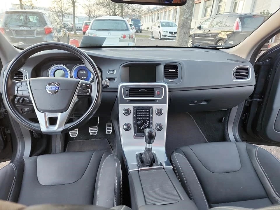 VOLVO V60 DRIVe-image-1