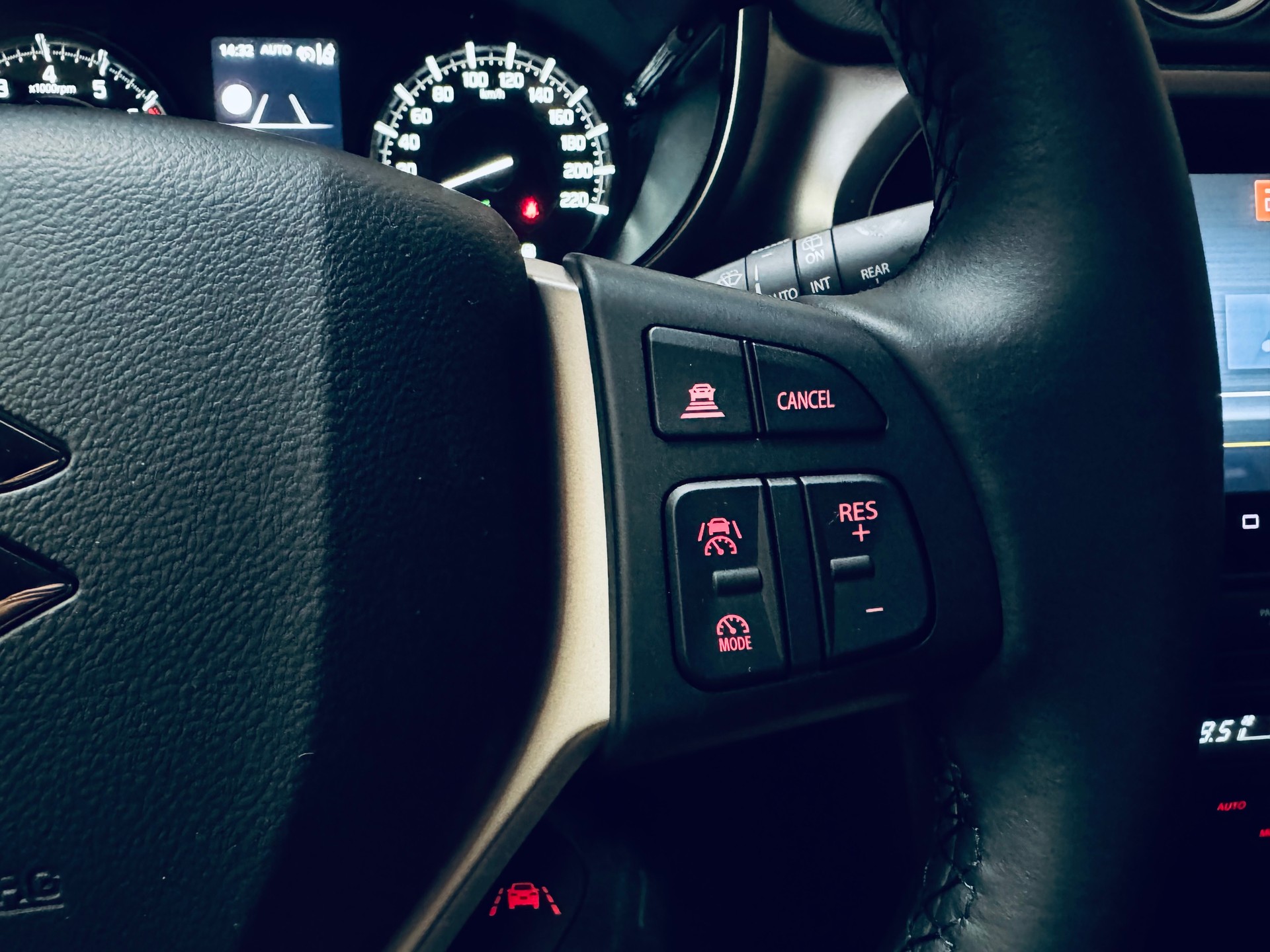 SUZUKI Vitara 1.4 Boosterjet Compact + 4x4 Hybrid-image-23