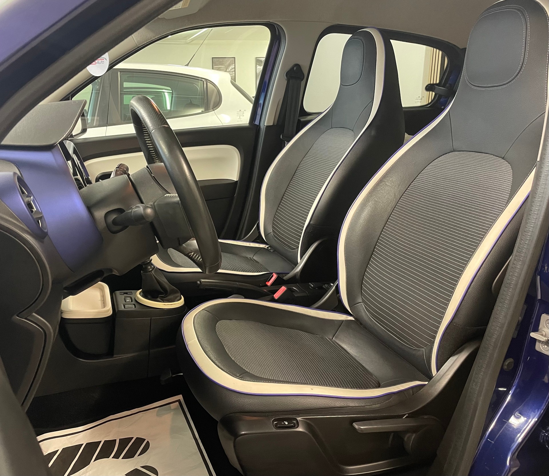 RENAULT Twingo 0.9 Iconic-image-6