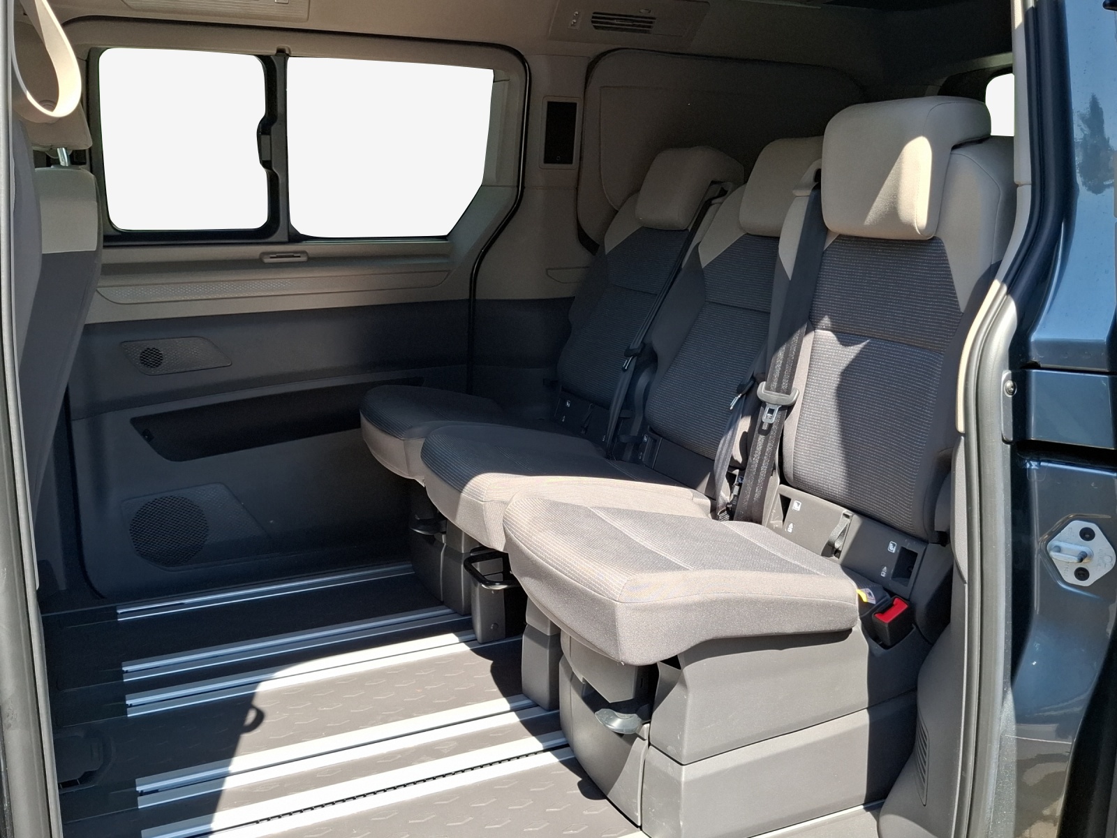 VW California 2.0 TSI Beach Tour-image-11