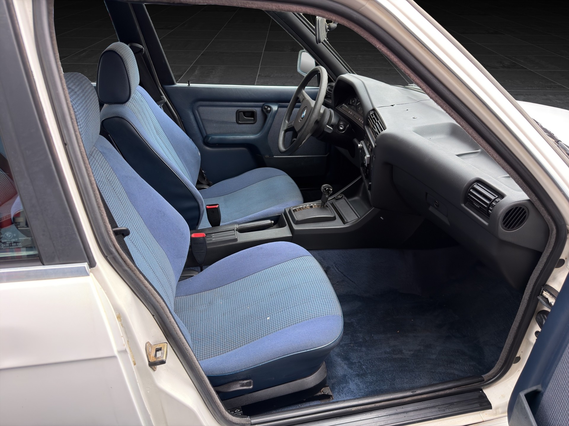 BMW 325iX A-image-10
