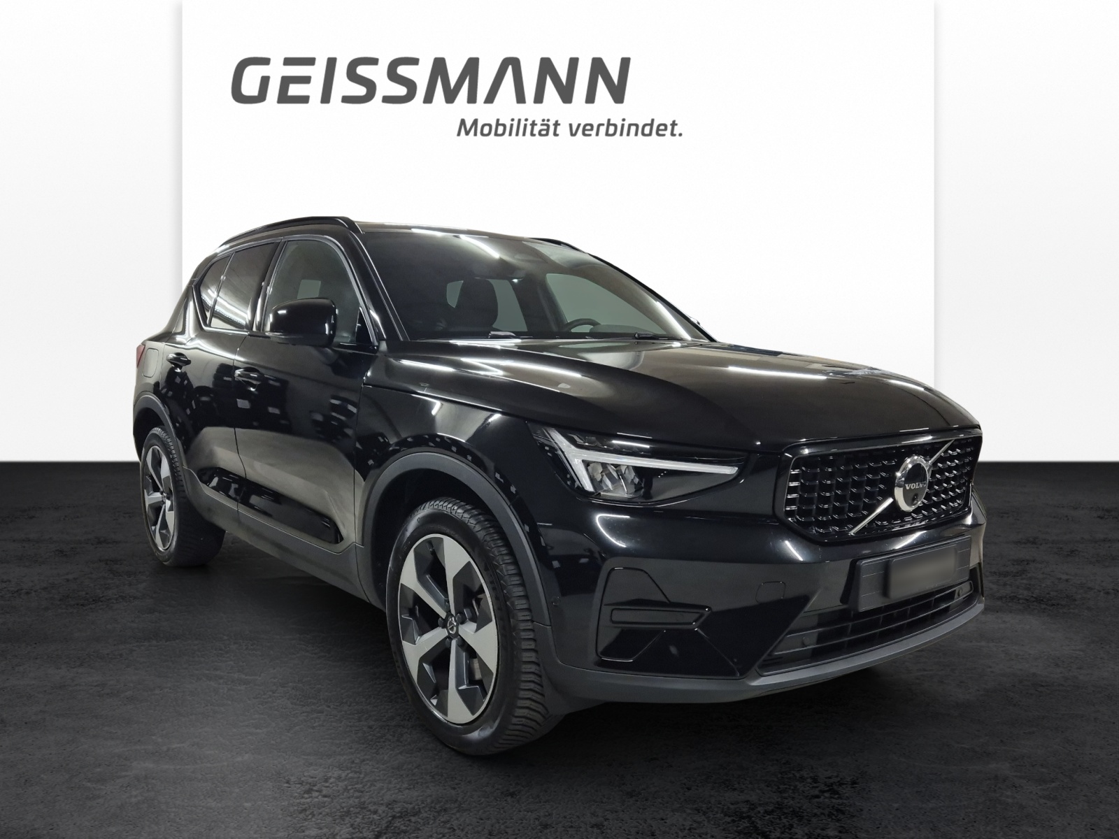 VOLVO XC40 2.0 B3 MH Plus Dark-image-1