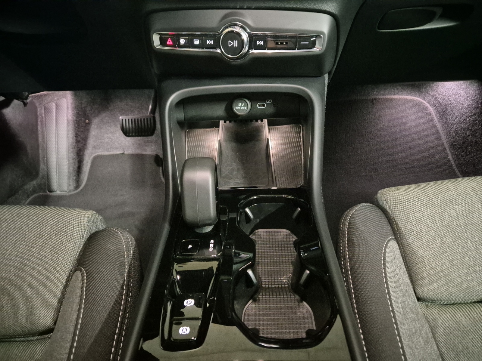 VOLVO XC40 2.0 B3 MH Plus Dark-image-14