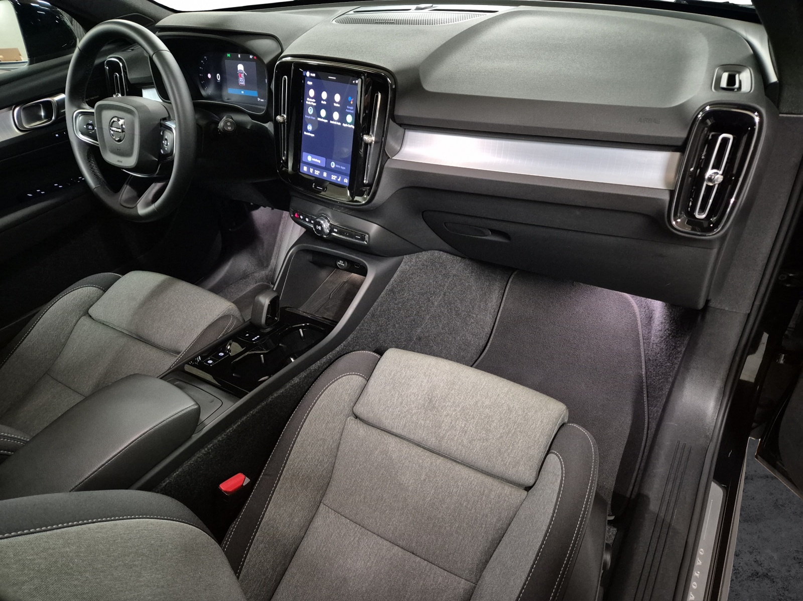 VOLVO XC40 2.0 B3 MH Plus Dark-image-17